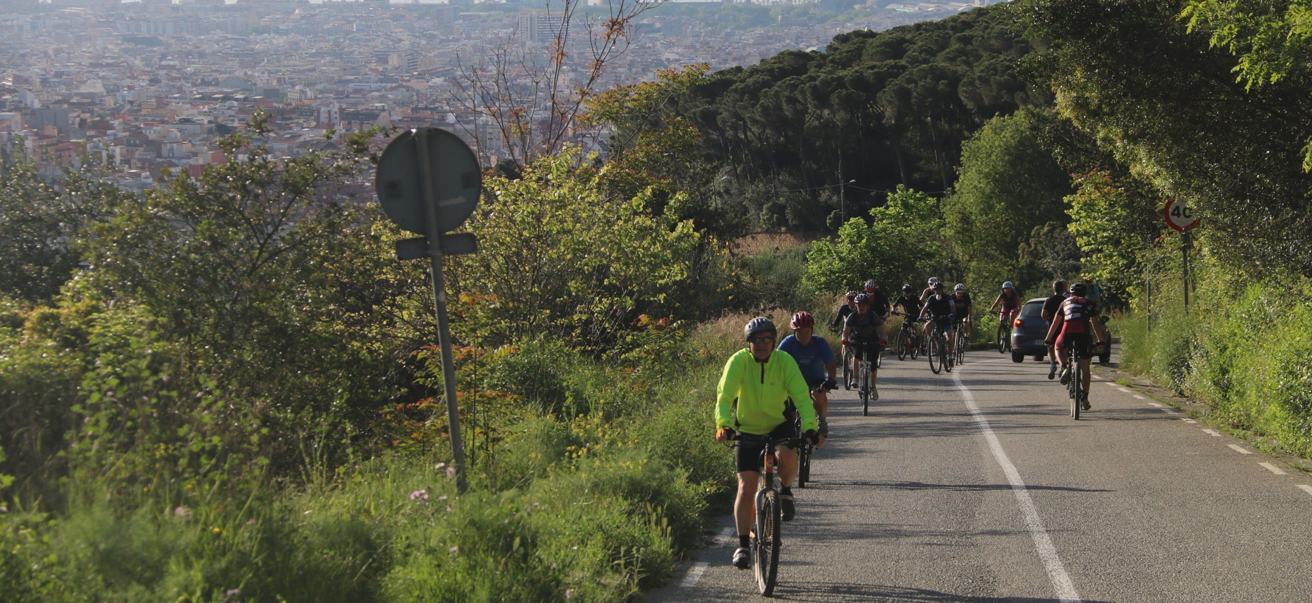 Diversos ciclistes pujant pel carrer Manuel Arnús, just abans d'arribar a la carretera de les Aigües, al Parc de Collserola / ACN