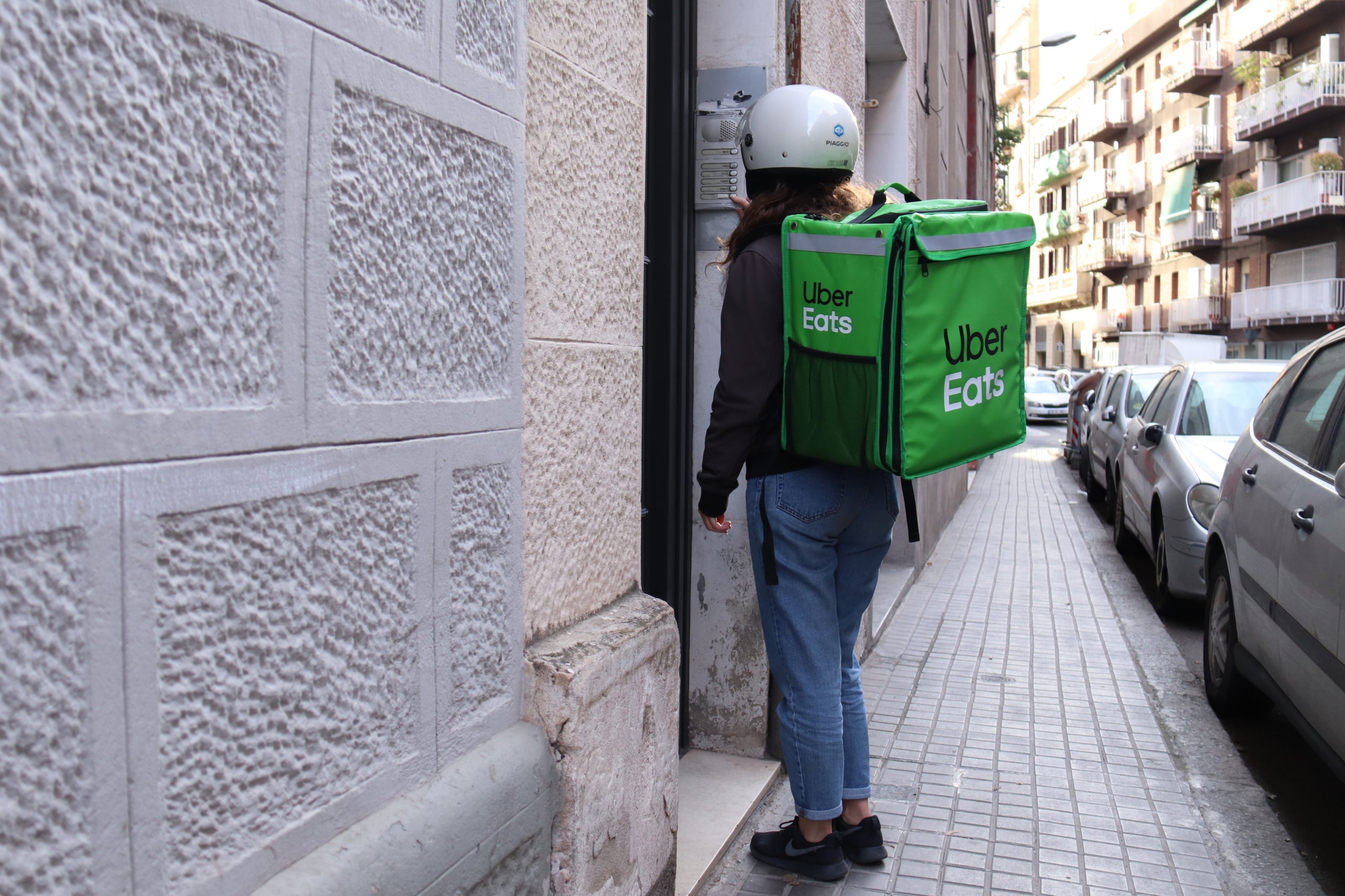 Una repartidora d'Uber Eats / Aina Martí / ACN