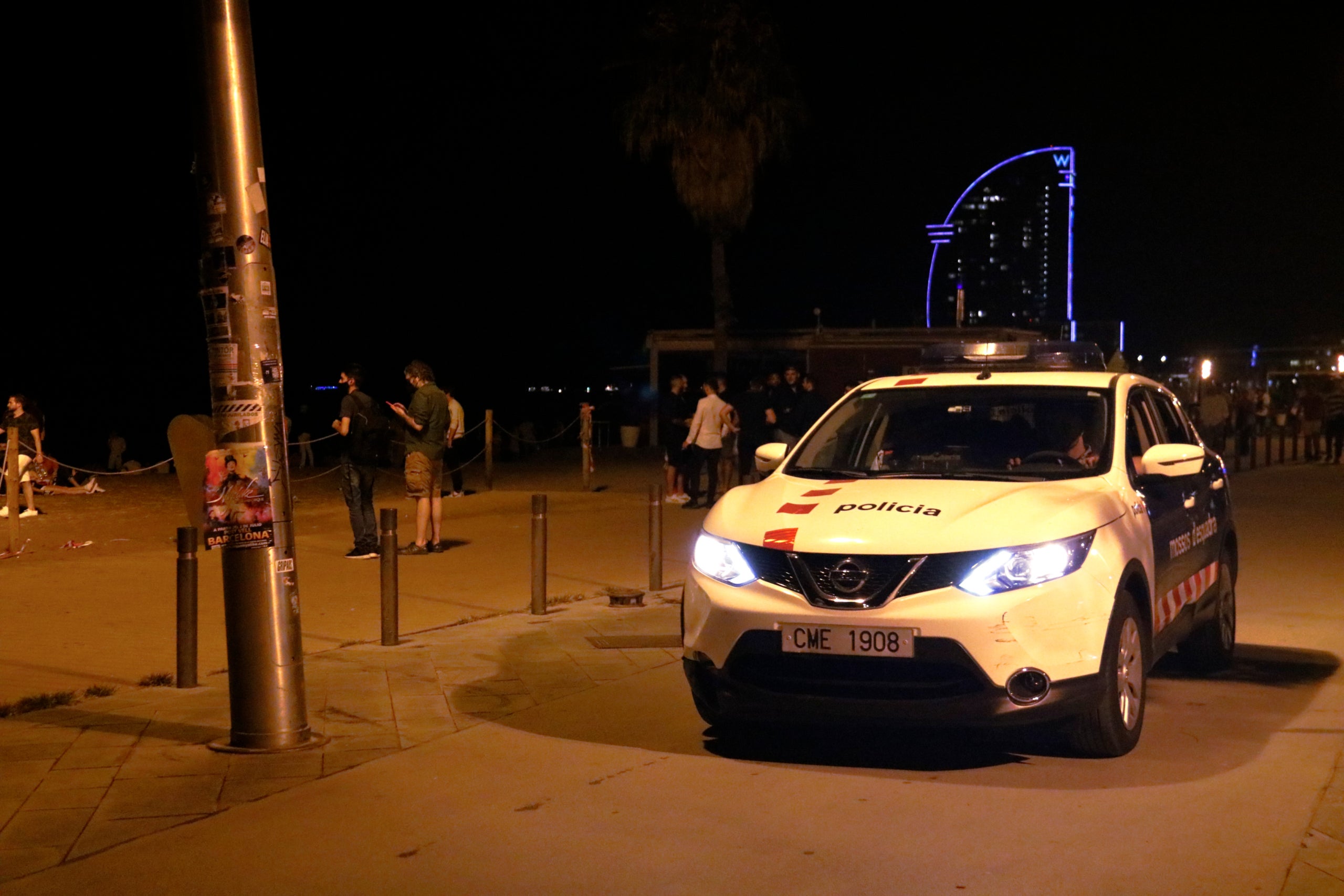 Un cotxe dels Mossos patrulla per la Barceloneta / Blanca Blay / ACN