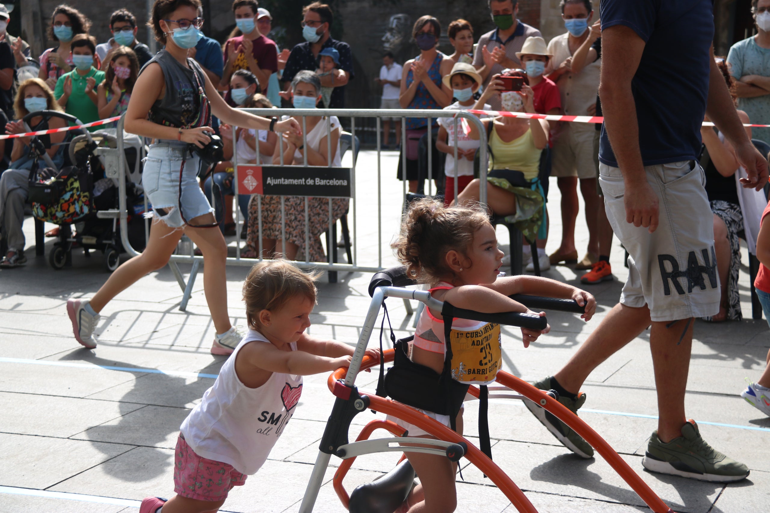 Dues nenes durant la cursa adaptada infantil de Barcelona / Carola López / ACN