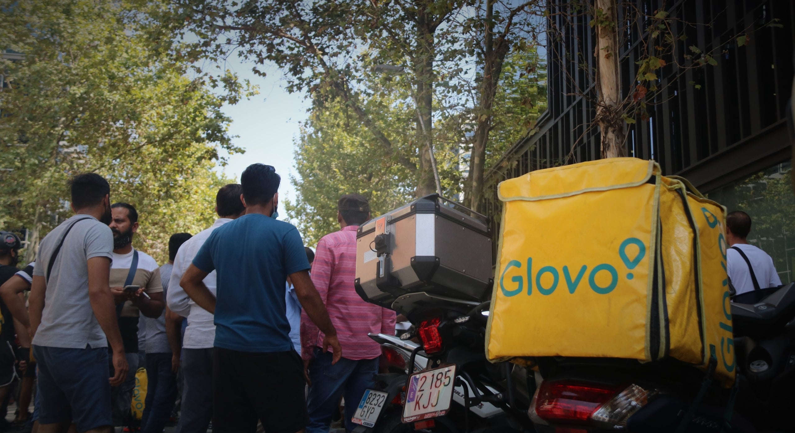 Els repartidors de Glovo en una protesta, al Poblenou / Albert Cadanet (ACN)