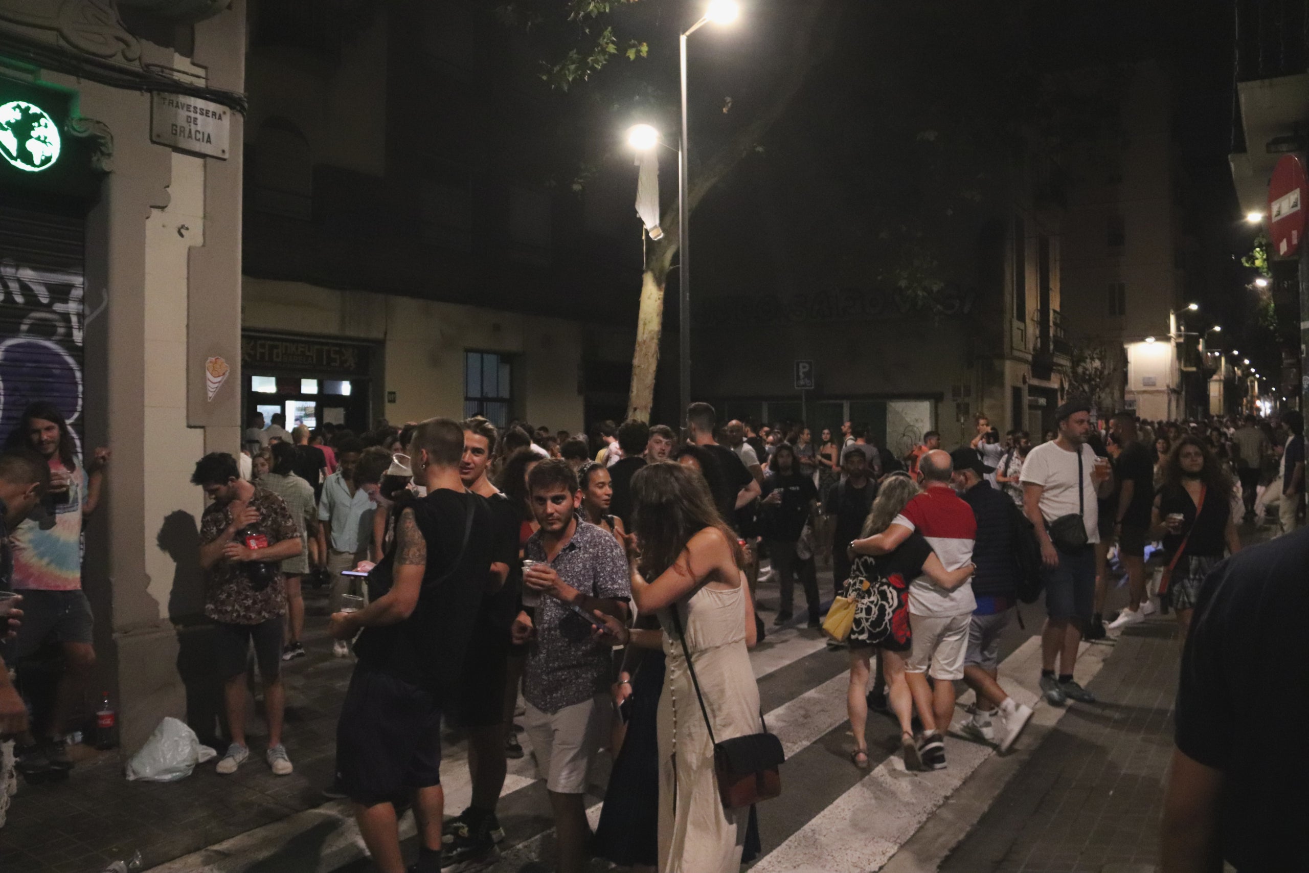 Gent concentrada a un carrer de Gràcia després d'aixecar-se el toc de queda / Maria Asmarat / ACN