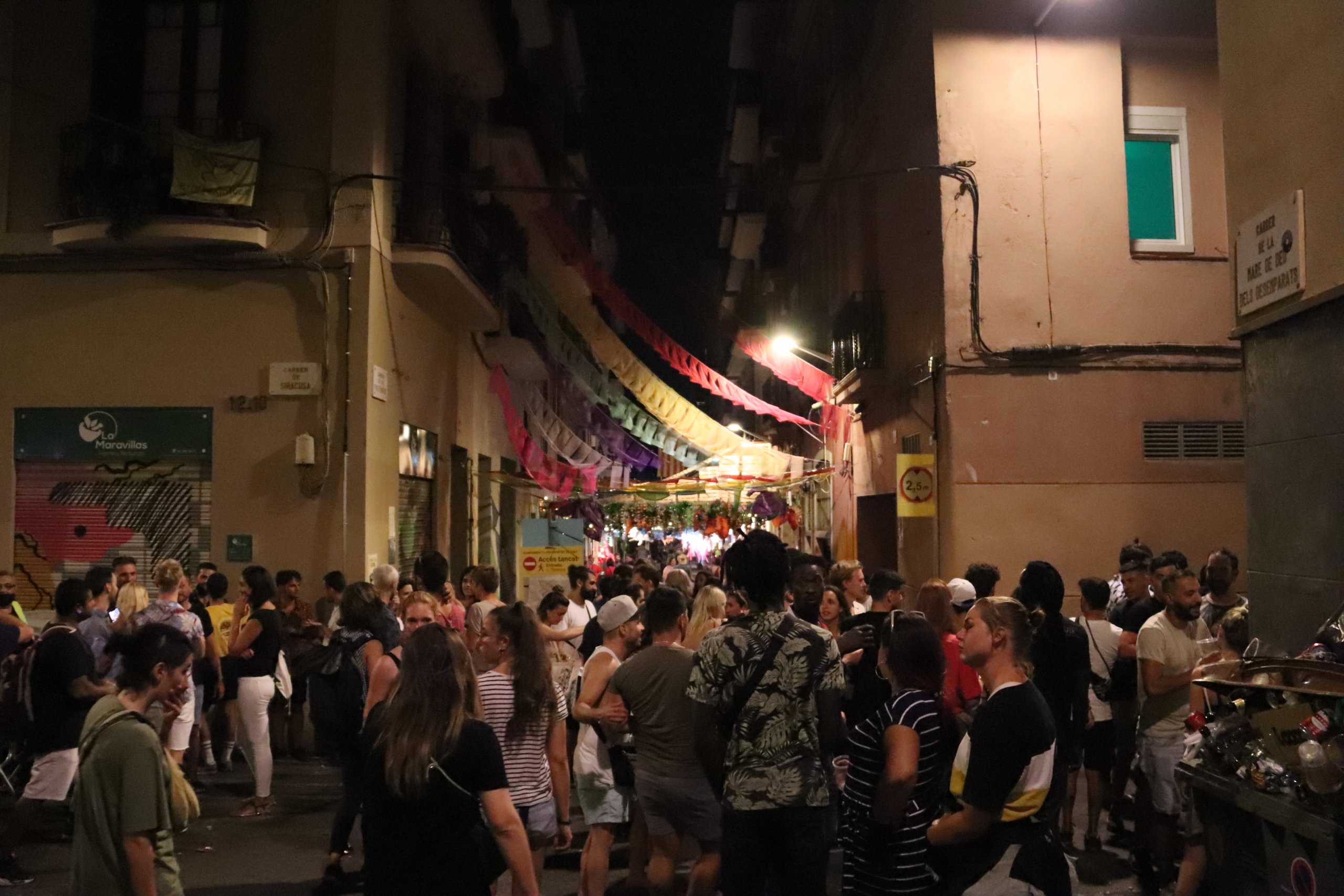 Gent agrupada a Gràcia durant la Festa Major / Maria Asmarat / ACN