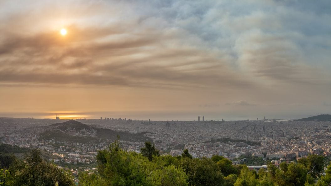 Núvol de pols sobre Barcelona, aquest dilluns / Alfons Puertas