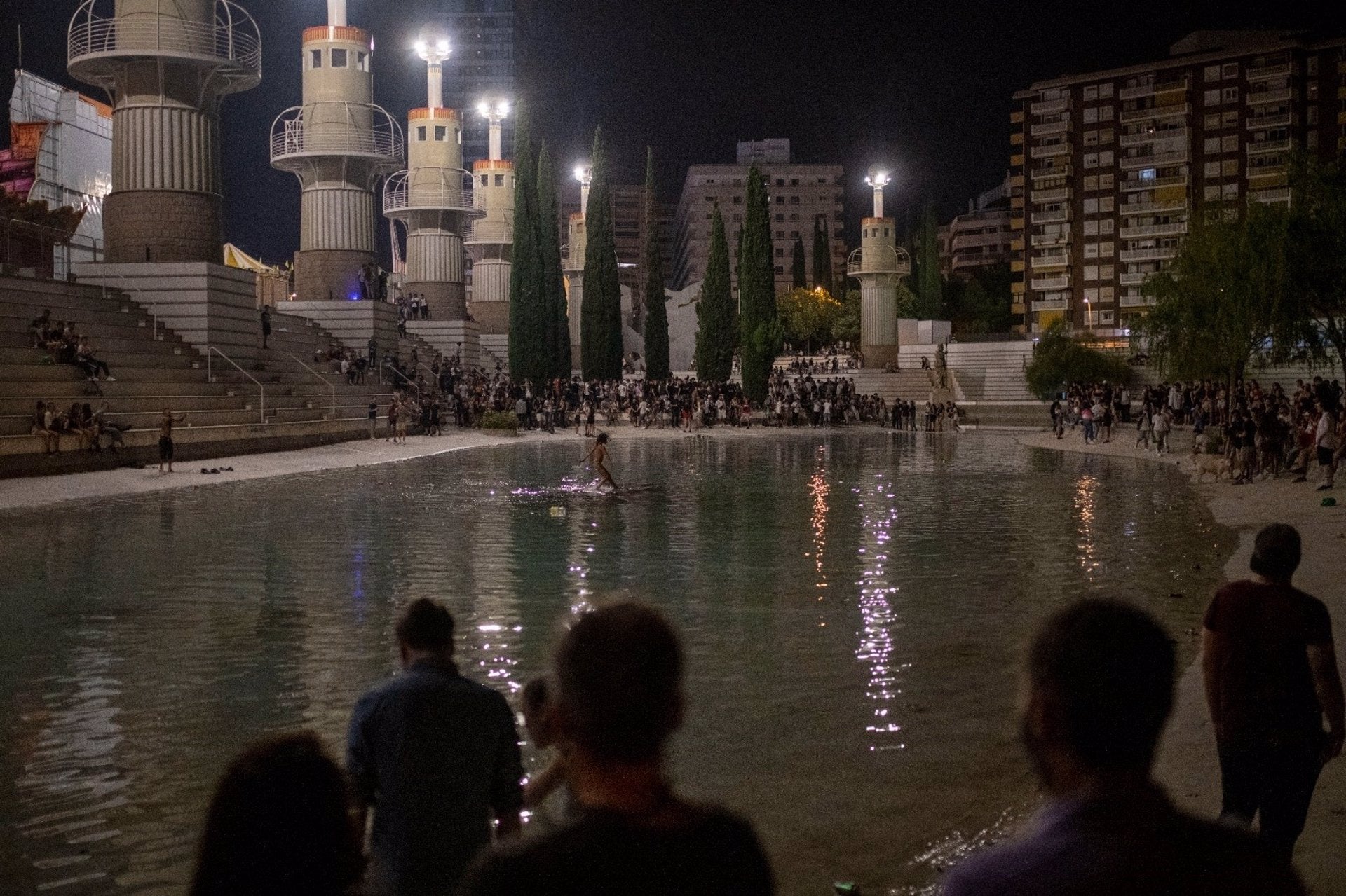 Gent de festa al parc de l'Espanya Industrial, la matinada de dimecres / Lorena Sopena / Europa Press