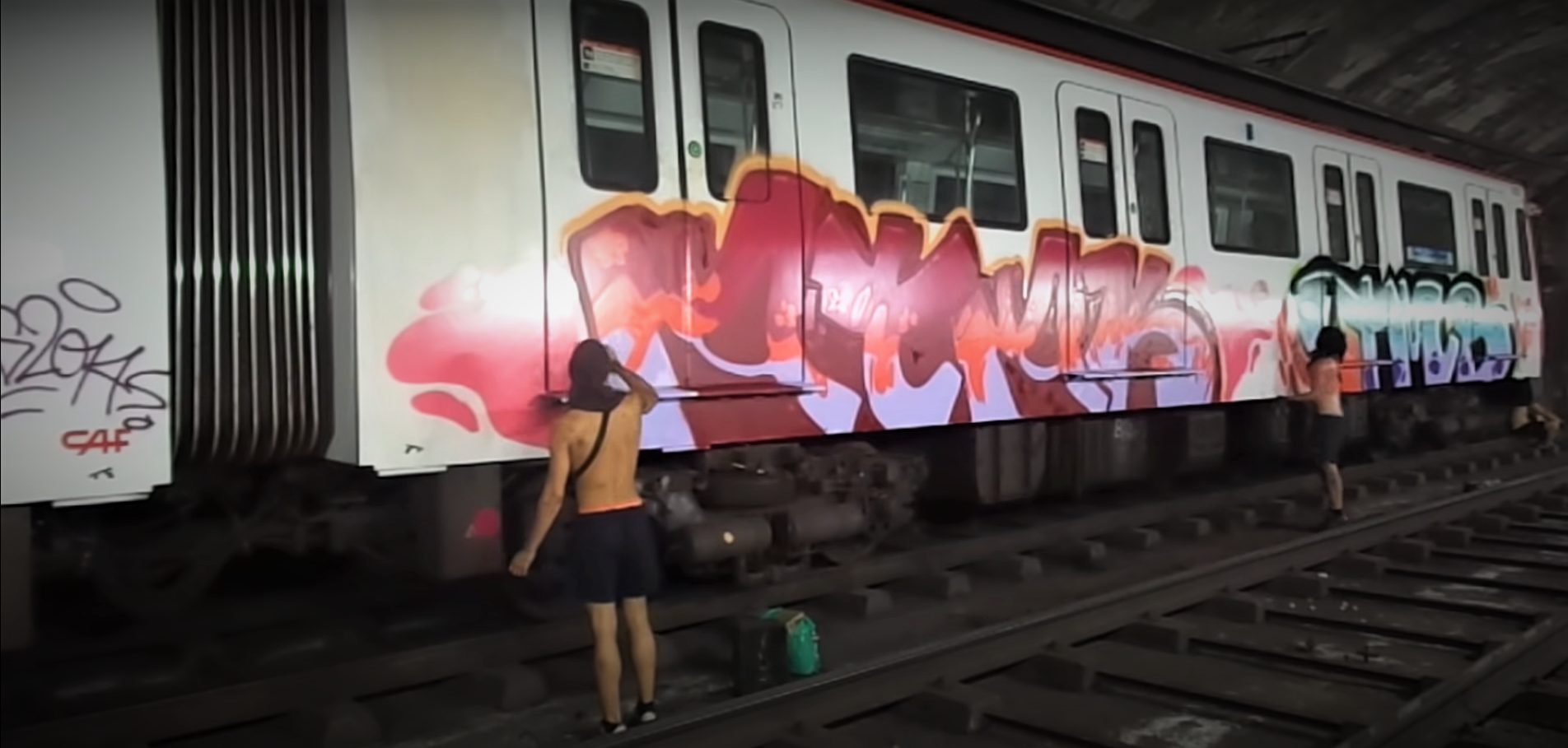 Imatge d'arxiu de dos grafiters actuant al metro de Barcelona, anys enrere / Children Games (Youtube)