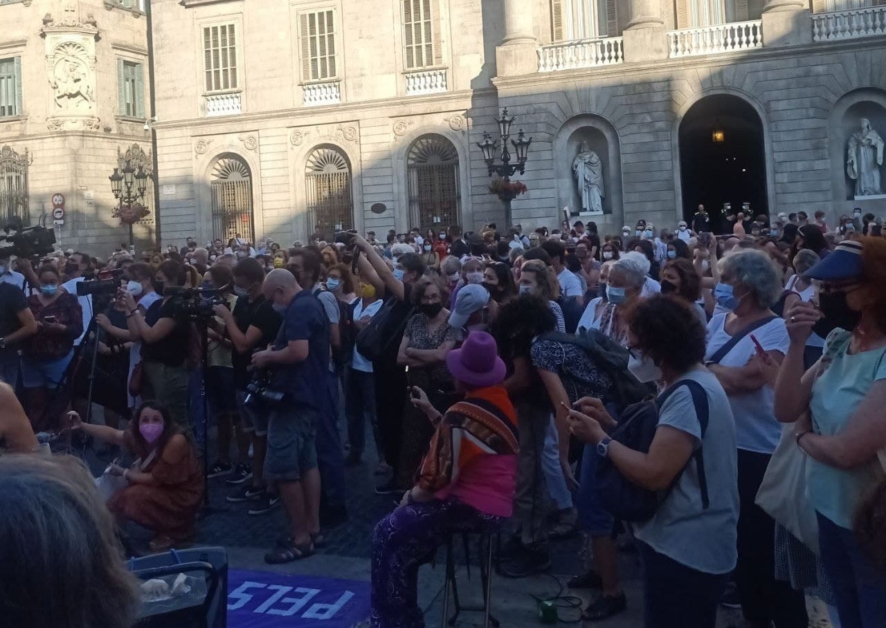 Concentració a plaça Sant Jaume pels drets de les dones afganeses / Ca la Dona