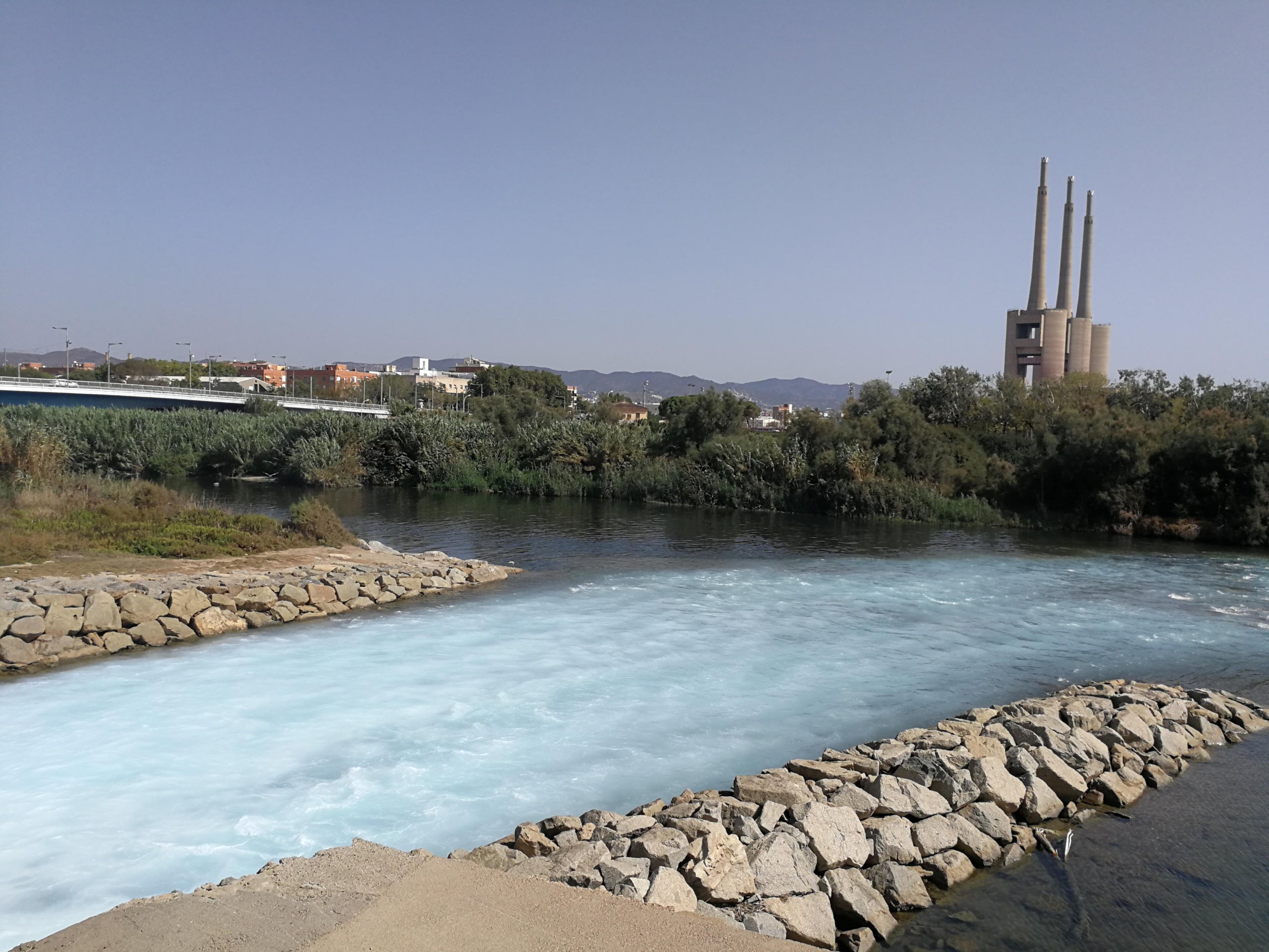 Aigües abocades de la tèrmica d'Endesa al riu Besòs / JR