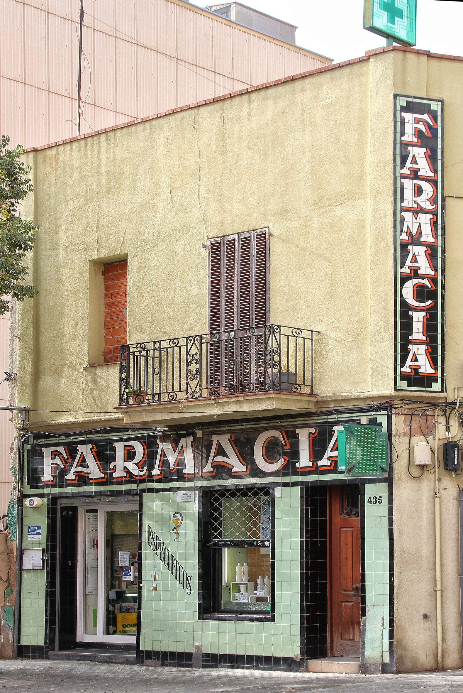 Immoble de Sant Andreu on era la farmàcia, abans d'enderrocar-se / Tomás Mayral