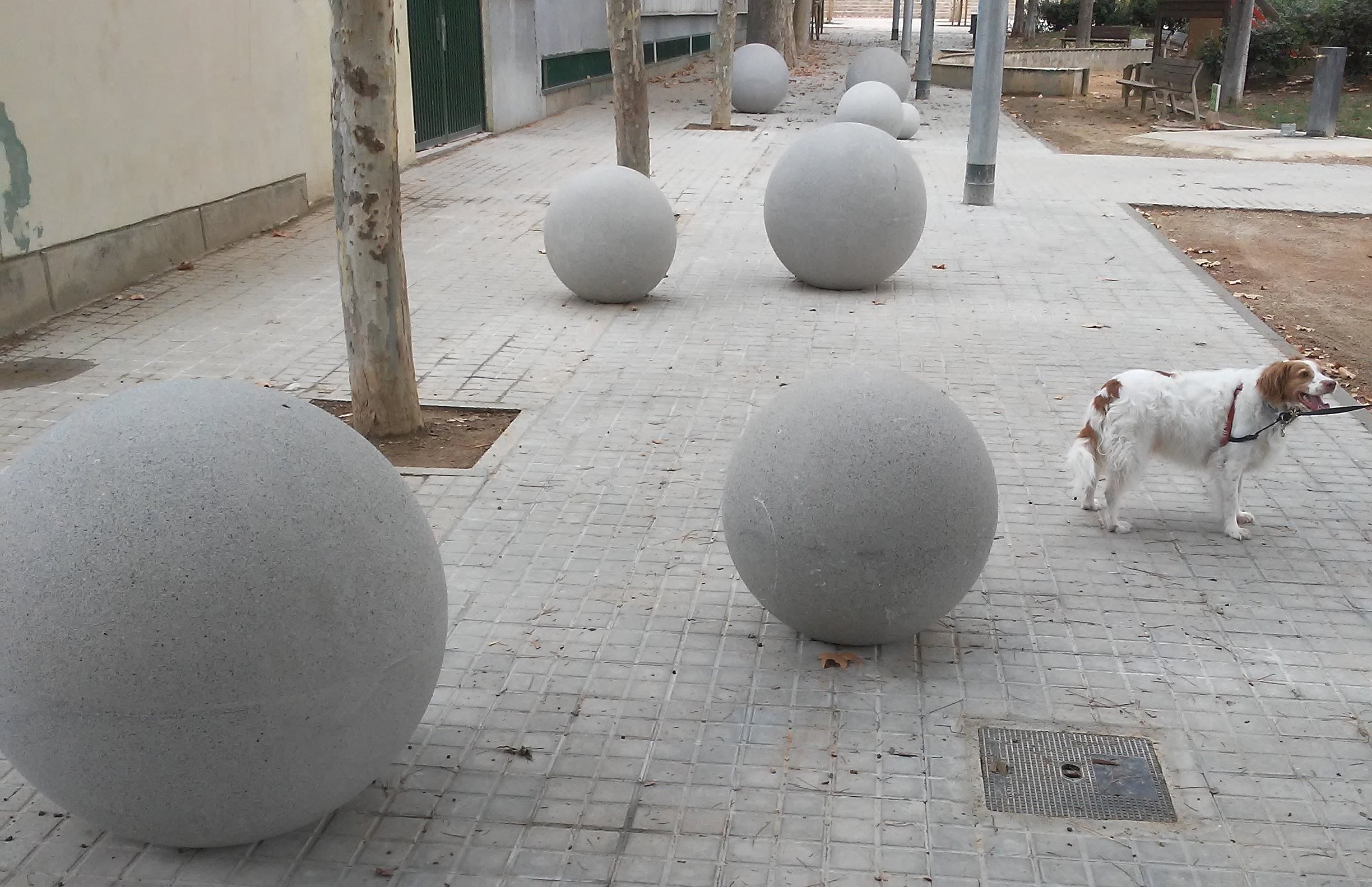 Les esferes de formigó col·locades davant del centre de Nou Barris / Twitter