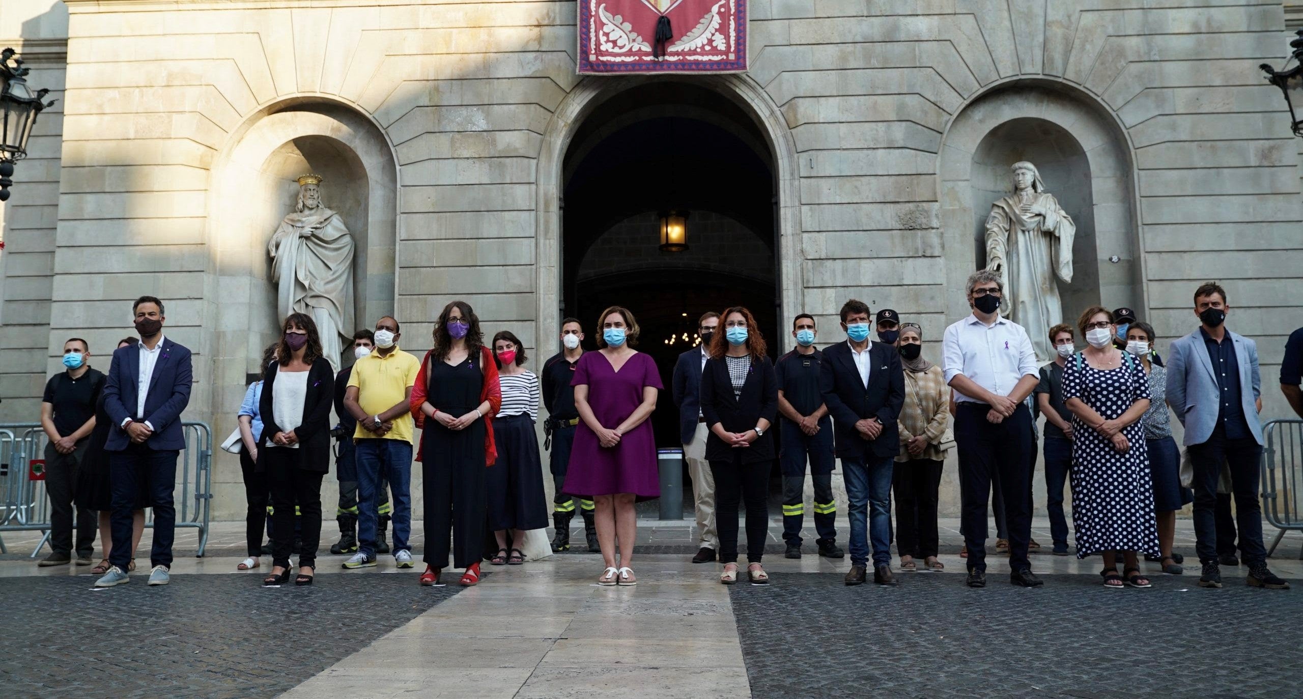 Diferents representants institucionals, entre ells Ada Colau, en el minut de silenci / Ajuntament