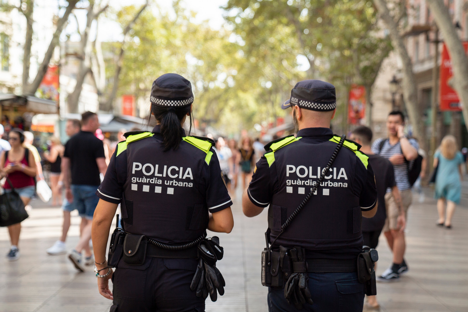 Una pareja de agentes de la Guardia Urbana, patrullando en la Rambla / GUB