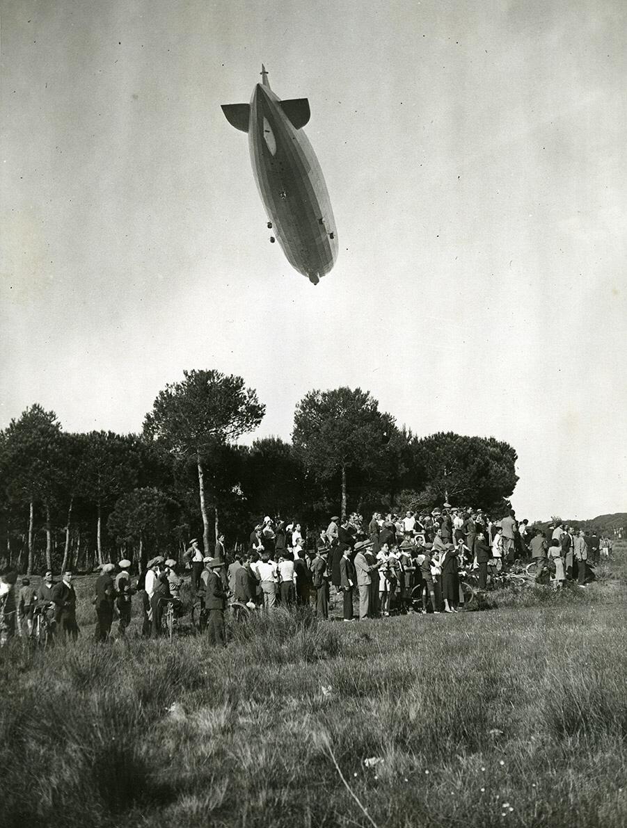 El dirigible Graf Zeppelin al seu pas per l'aeròdrom del Prat de Llobregat / Arxiu Fotogràfic de Barcelona