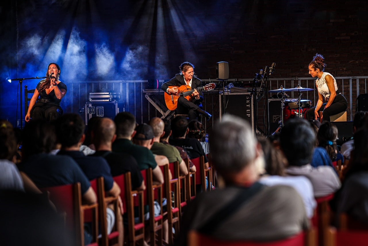 D'esquerra a dreta, Alicia Morales, Antonia Jiménez i Nasrine Rahmani amb el seu recital flamenc / Jordi Borràs
