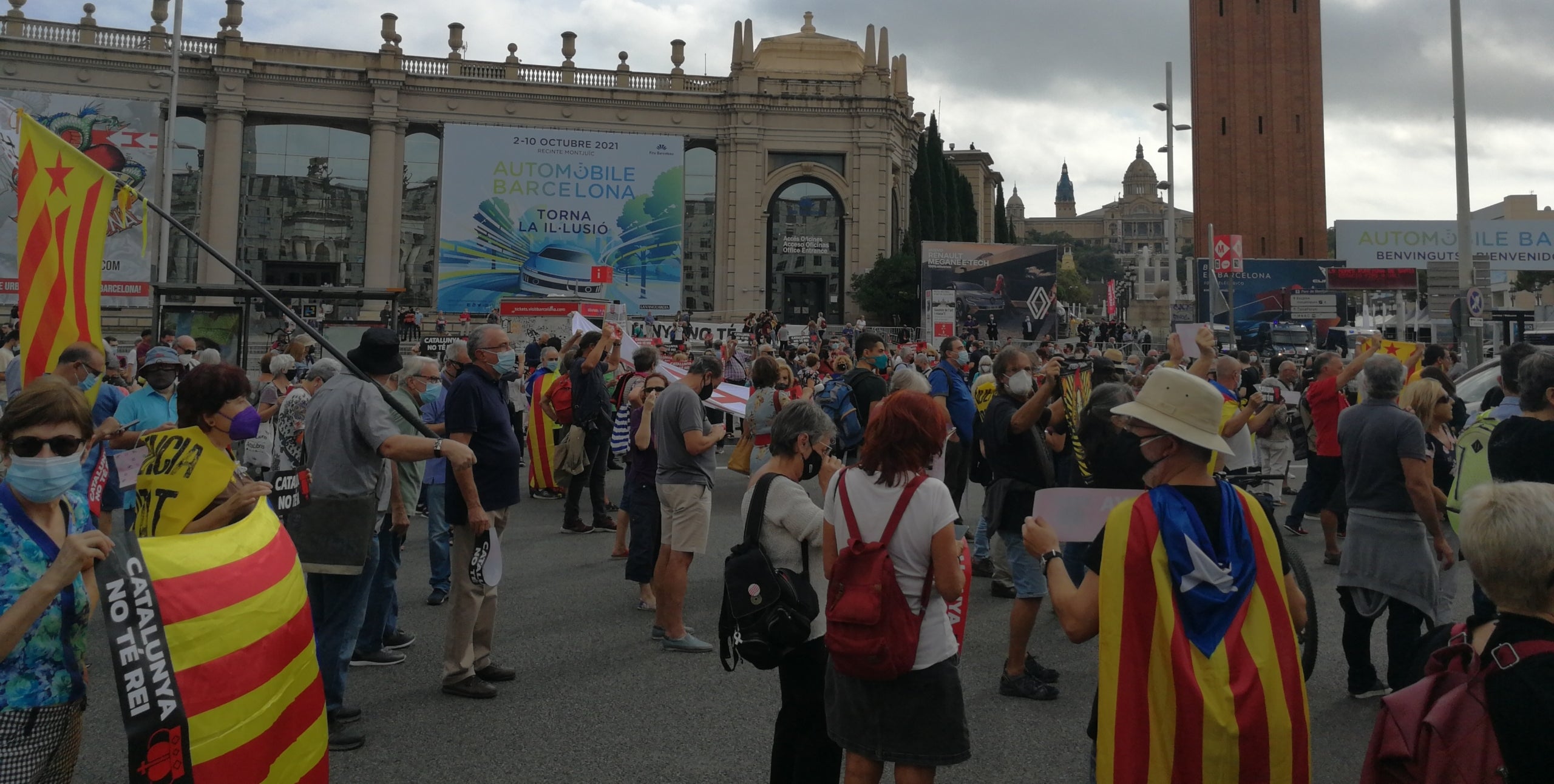 Manifestants tallen la plaça Espanya contra la presència del rei a Barcelona / JR