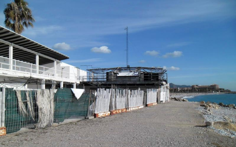 Entrada de la discoteca Atlàntida, visiblement deteriorada Foto: Wikiloc
