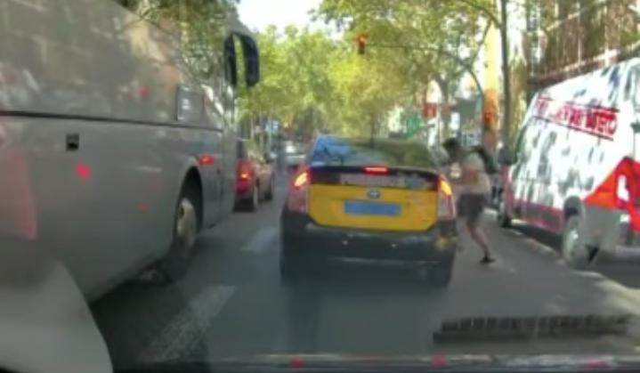 Un jove aprofita un descuit del taxista per robar-li el mòbil / YouTube