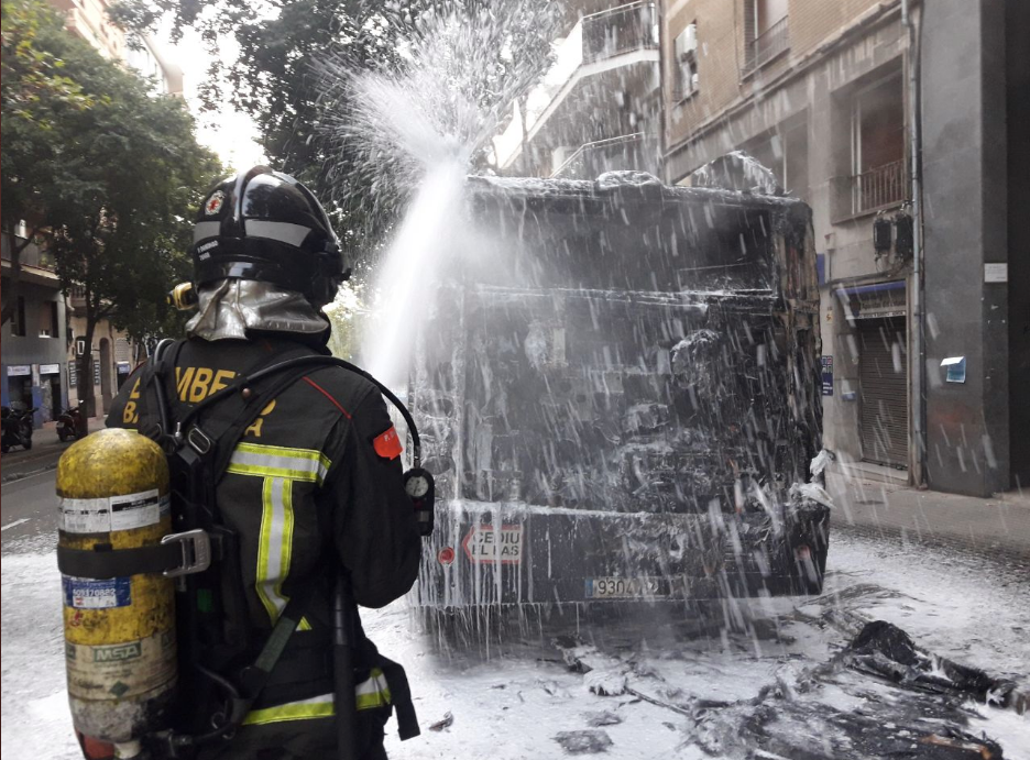 Un bomber apaga el foc en un autobús a Barcelona BOMBERS 