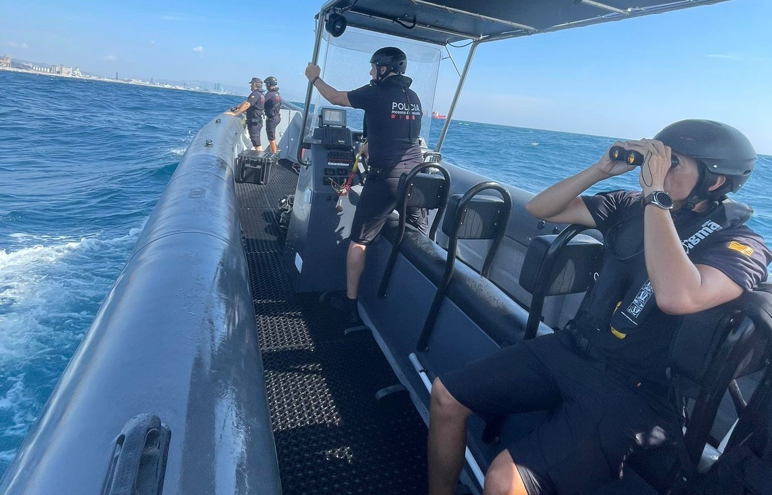 Un ampli dispositiu busca una noia desapareguda aquesta nit al mar / Jordi Play