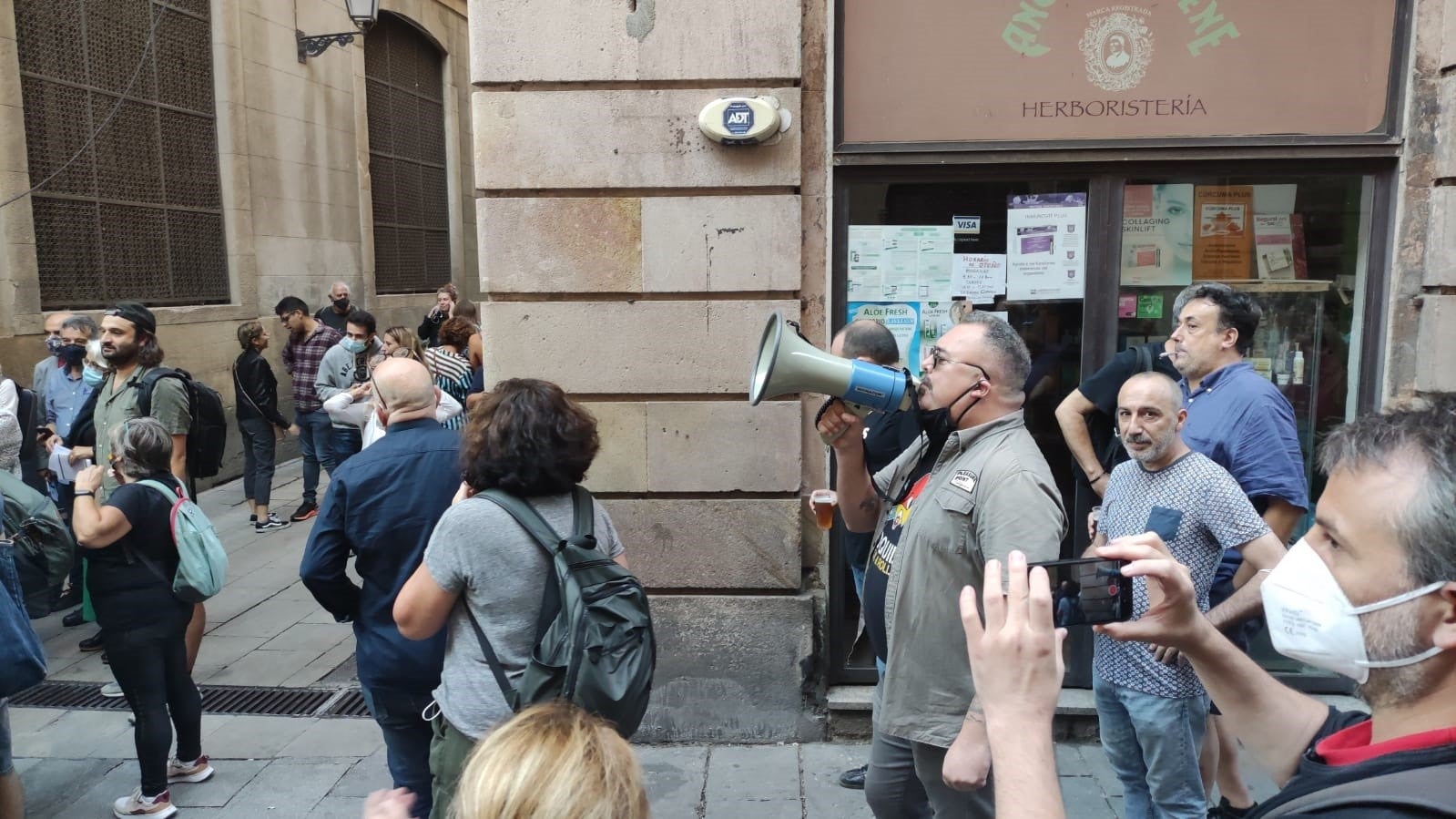 Uns quants manifestants protesten amb megàfons i xiulets a prop de Sant Jaume / Europa Press