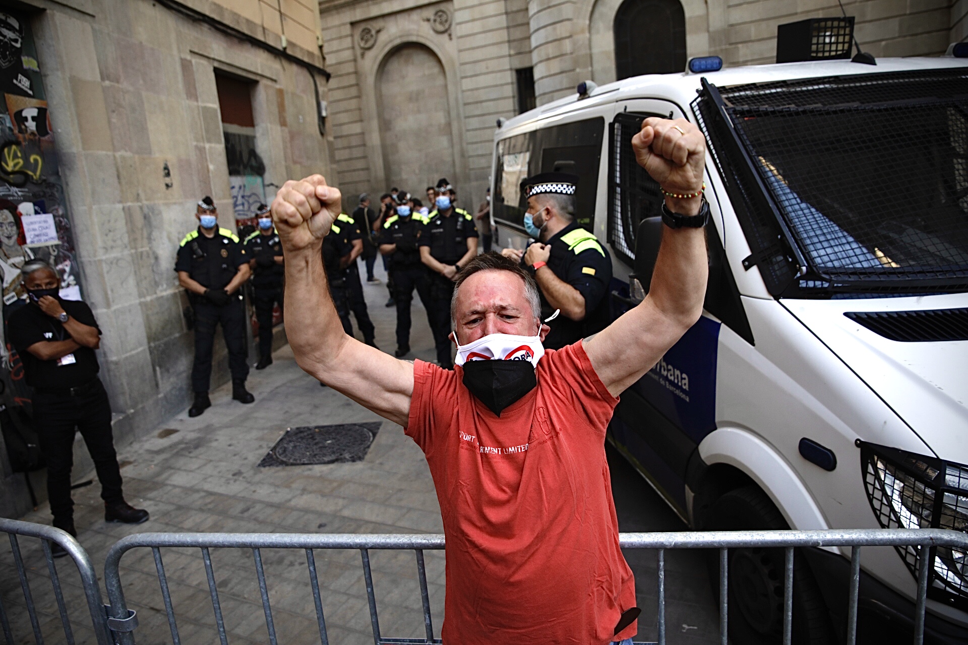 Un dels manifestants que ha intentat acostar-se a Sant Jaume per protestar / Jordi Play