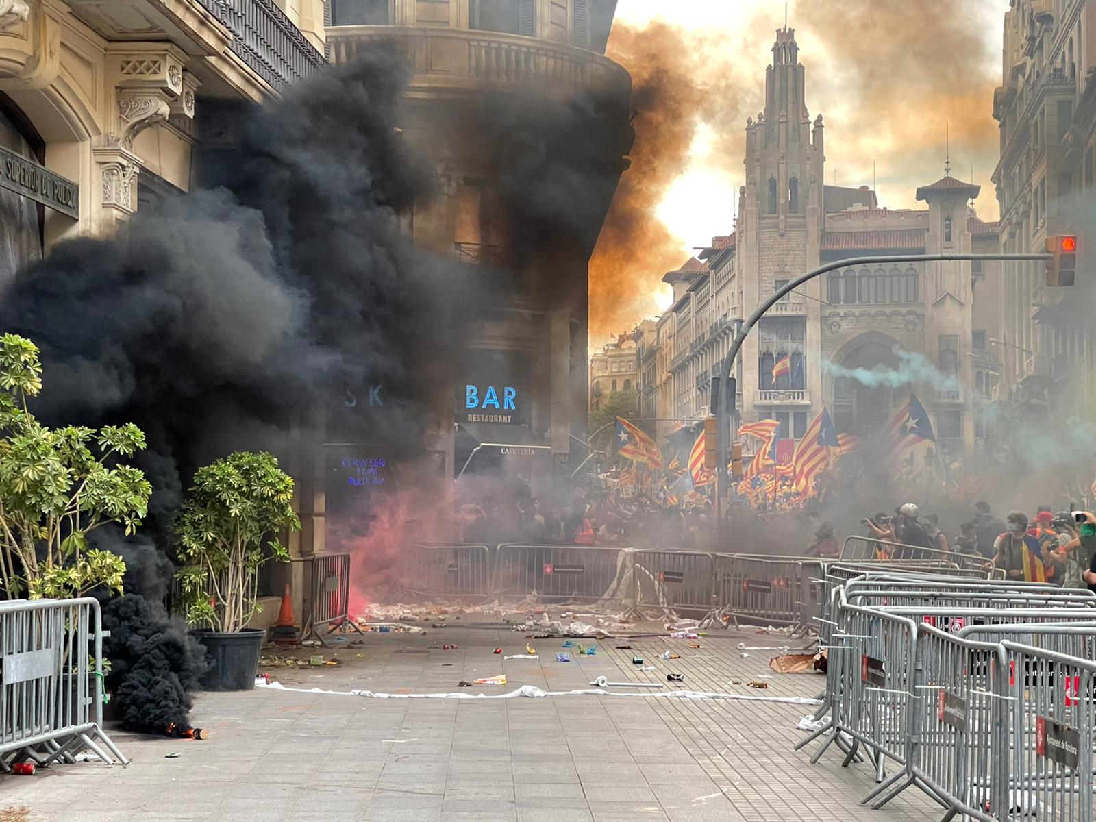 Un pot de fum a la façana de la prefectura de la Policia Nacional, aquesta tarda / Quico Sallés