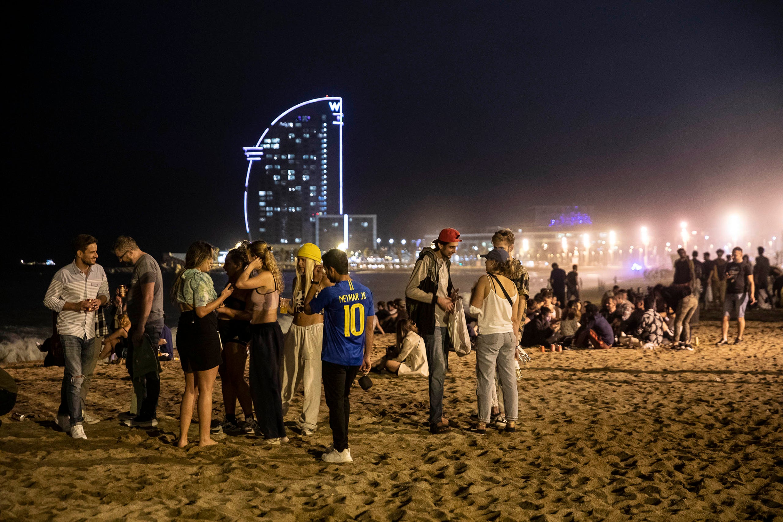 Un botellot a la platja de la Barceloneta / Jordi Play