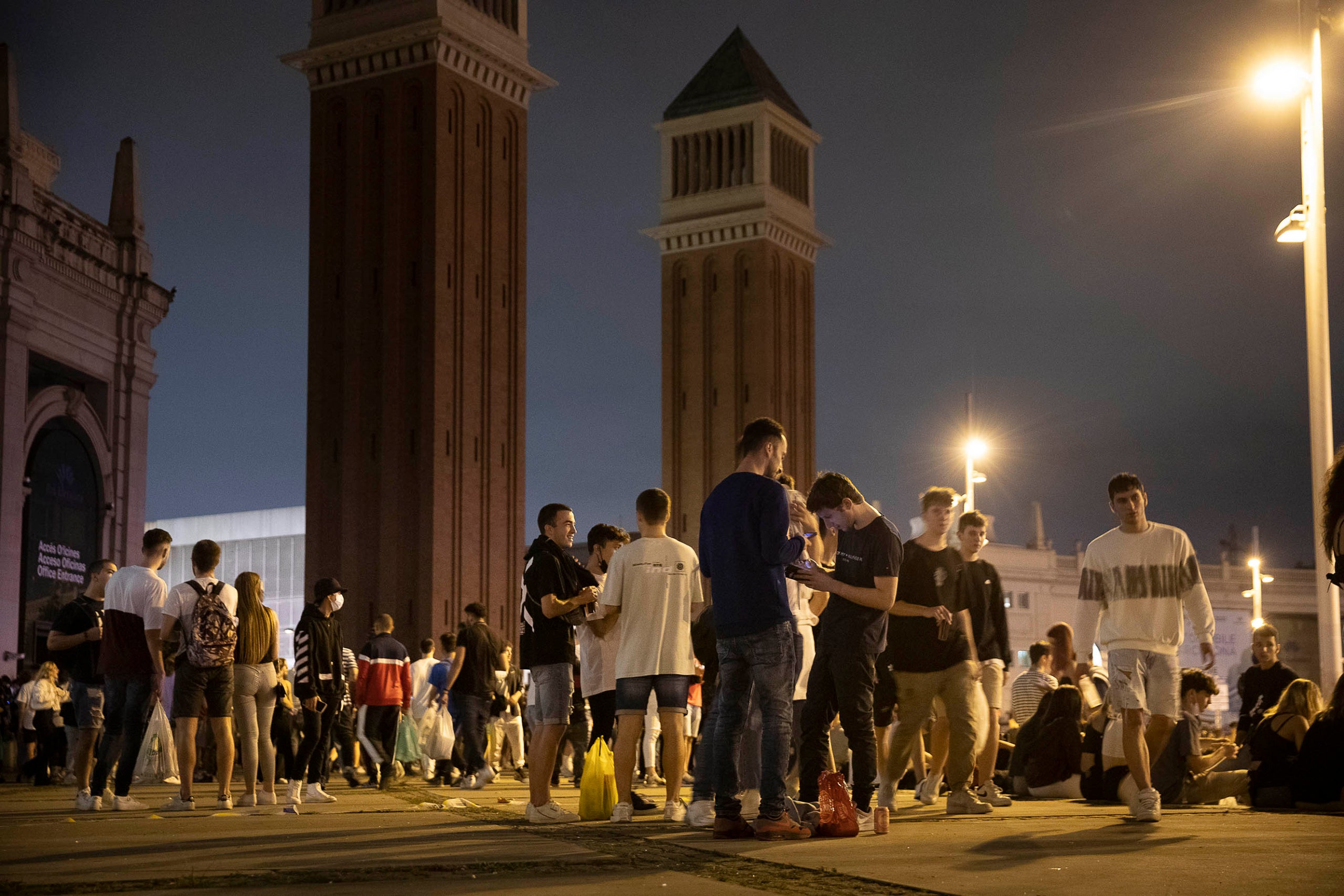 Un botellot durant les festes de la Mercè a la plaça Espanya en una imatge d'arxiu / Jordi Play