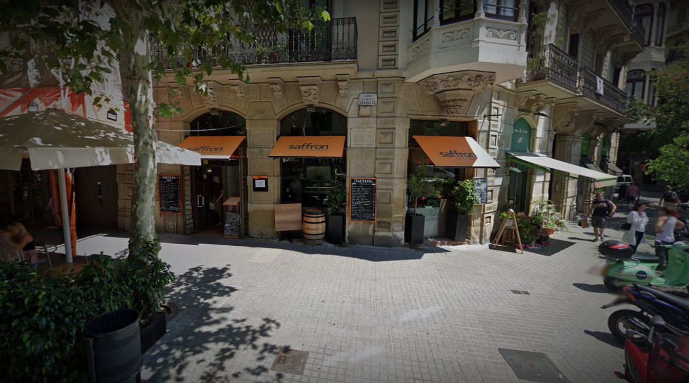 El bar Saffron que l'Ajuntament ordena tancar per una taula a la façana / Google Maps