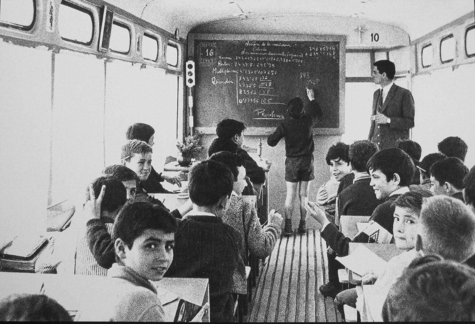 Un dels 'escuelones' que va acollir estudiants a Torre Baró. Arxiu Històric Roquetes-Nou Barris