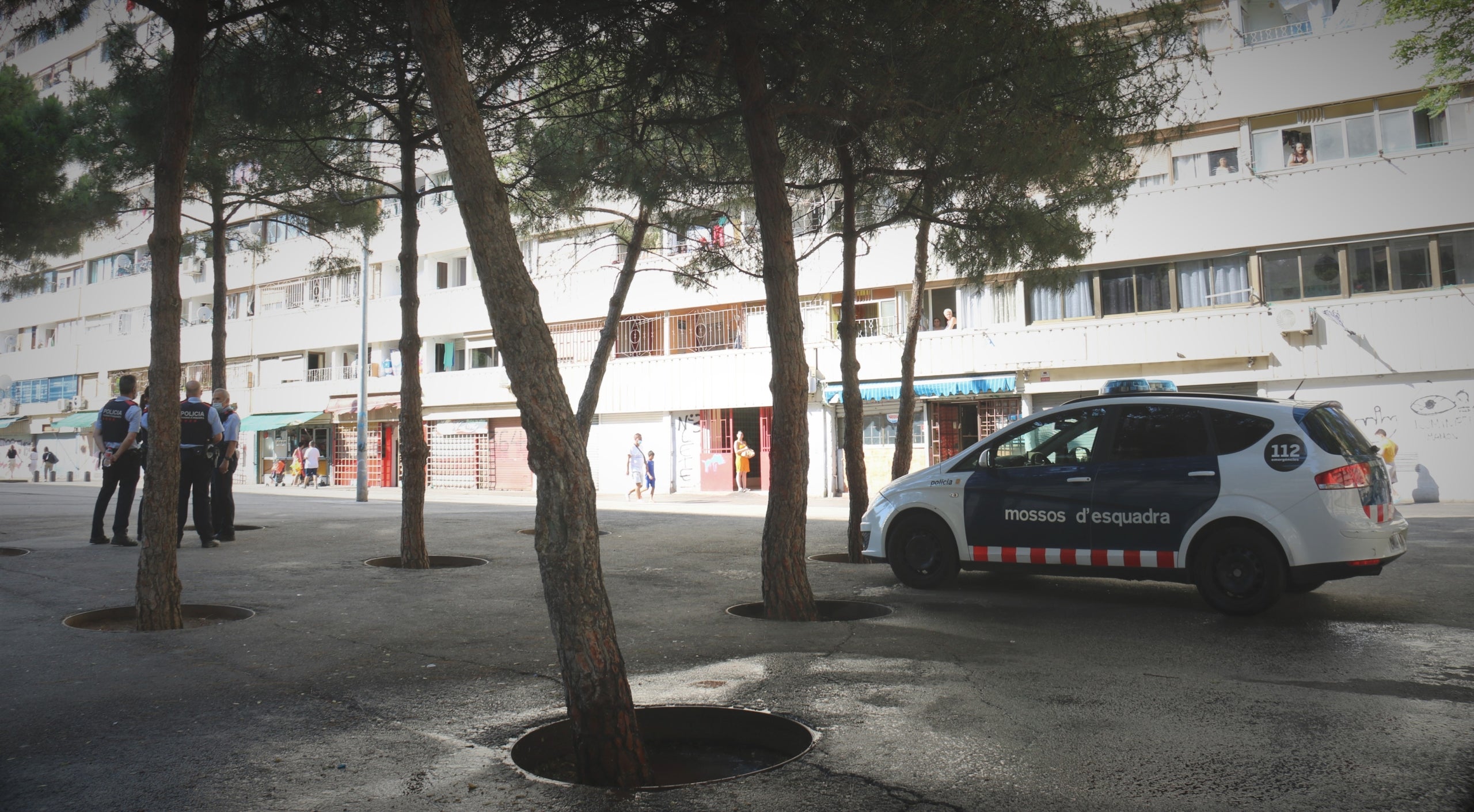 Una patrulla dels Mossos d'Esquadra al barri de la Mina després d'un tiroteig / ACN