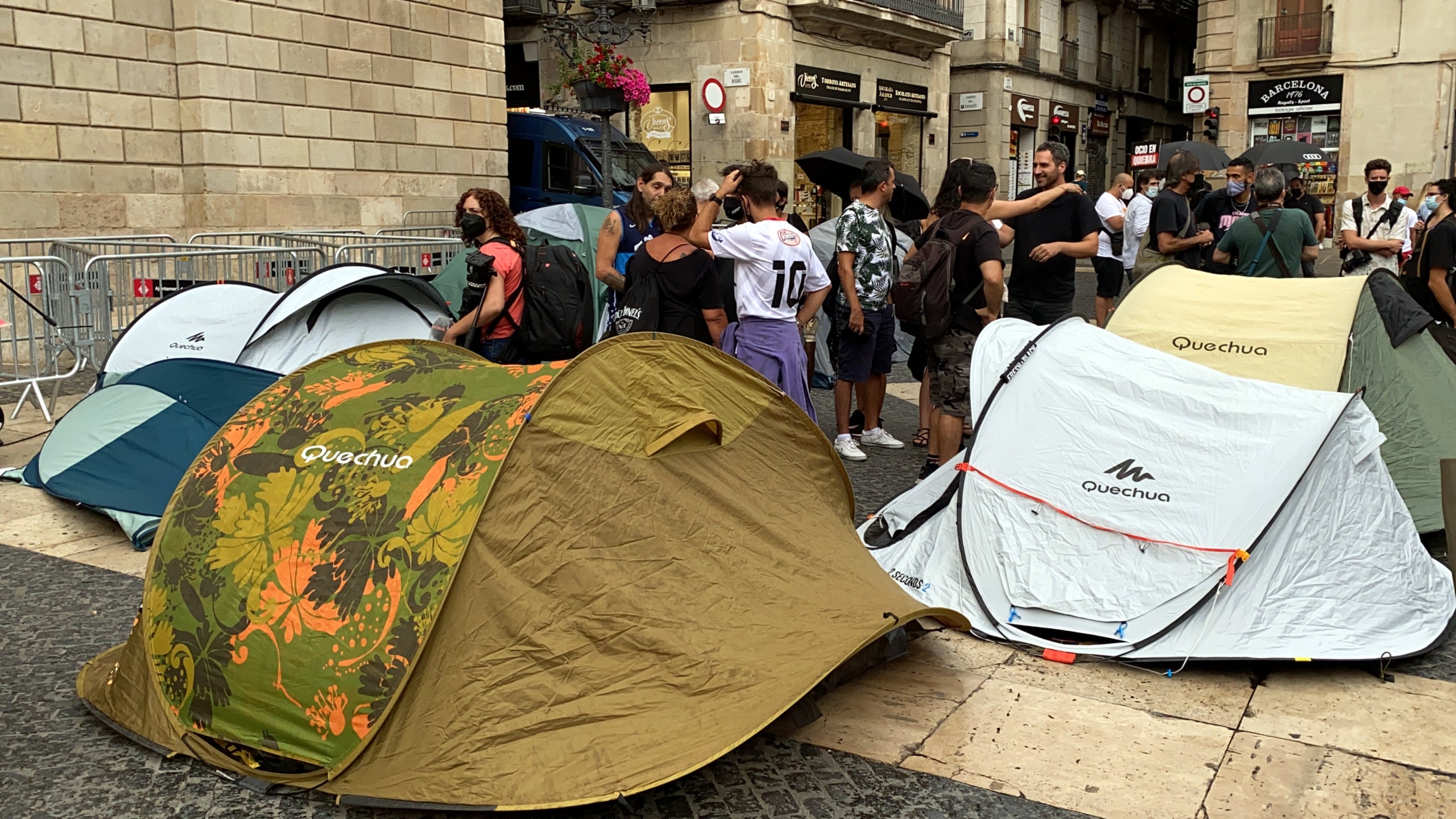 Empresaris de l'oci nocturn acampen a la plaça Sant Jaume / Marta Casado Pla (ACN)