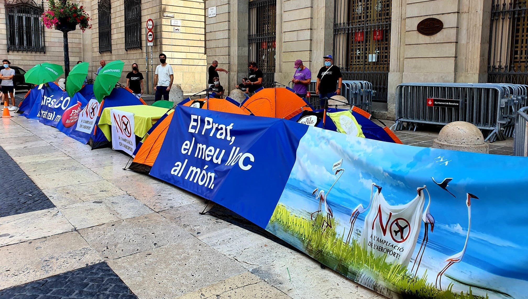 L'acampada a plaça Sant Jaume contra l'ampliació de l'aeroport / La gent del fang