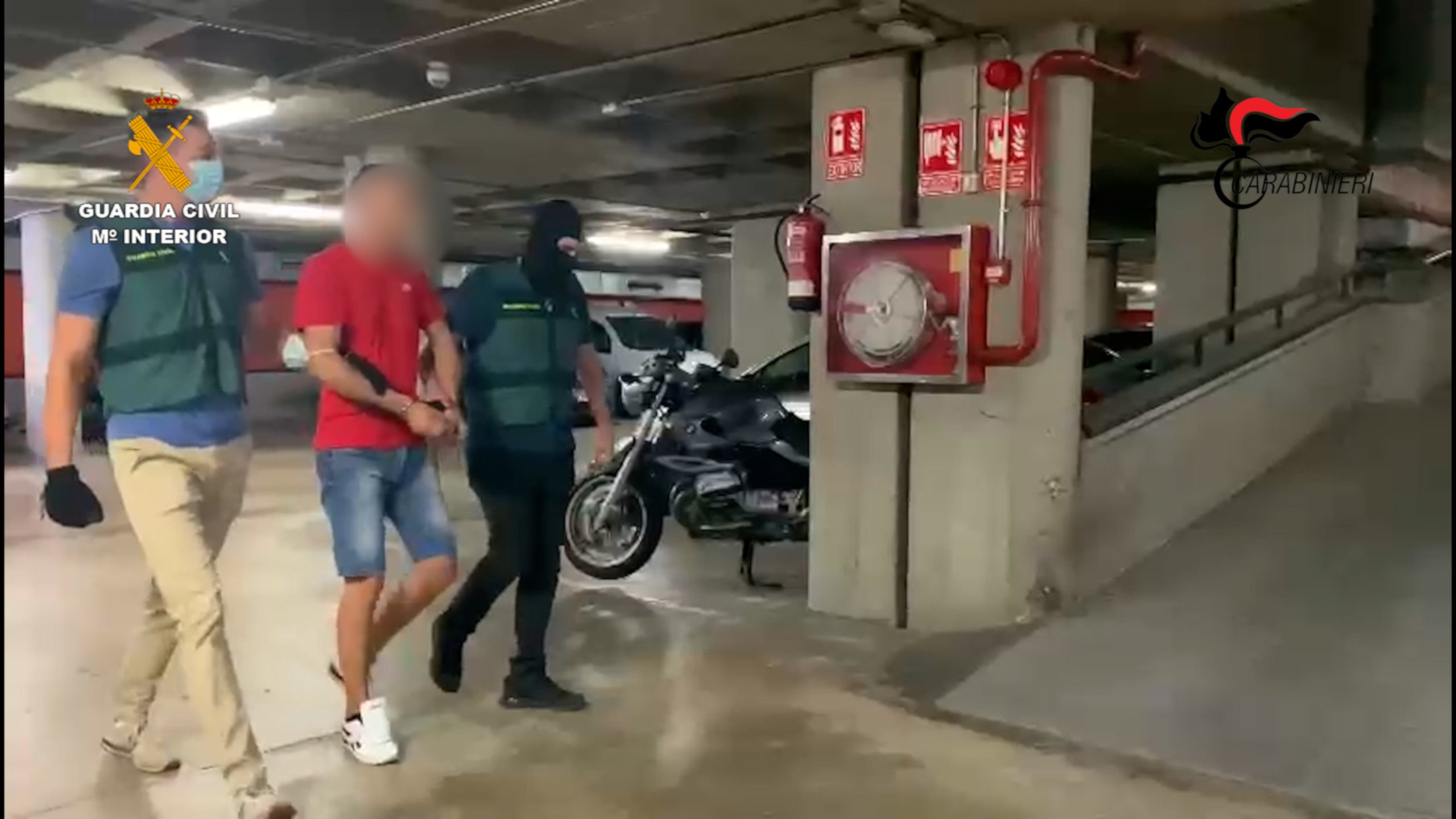 Agents de la Guàrdia Civil detenint a Barcelona el mafiós membre de 'NDrangheta / ACN