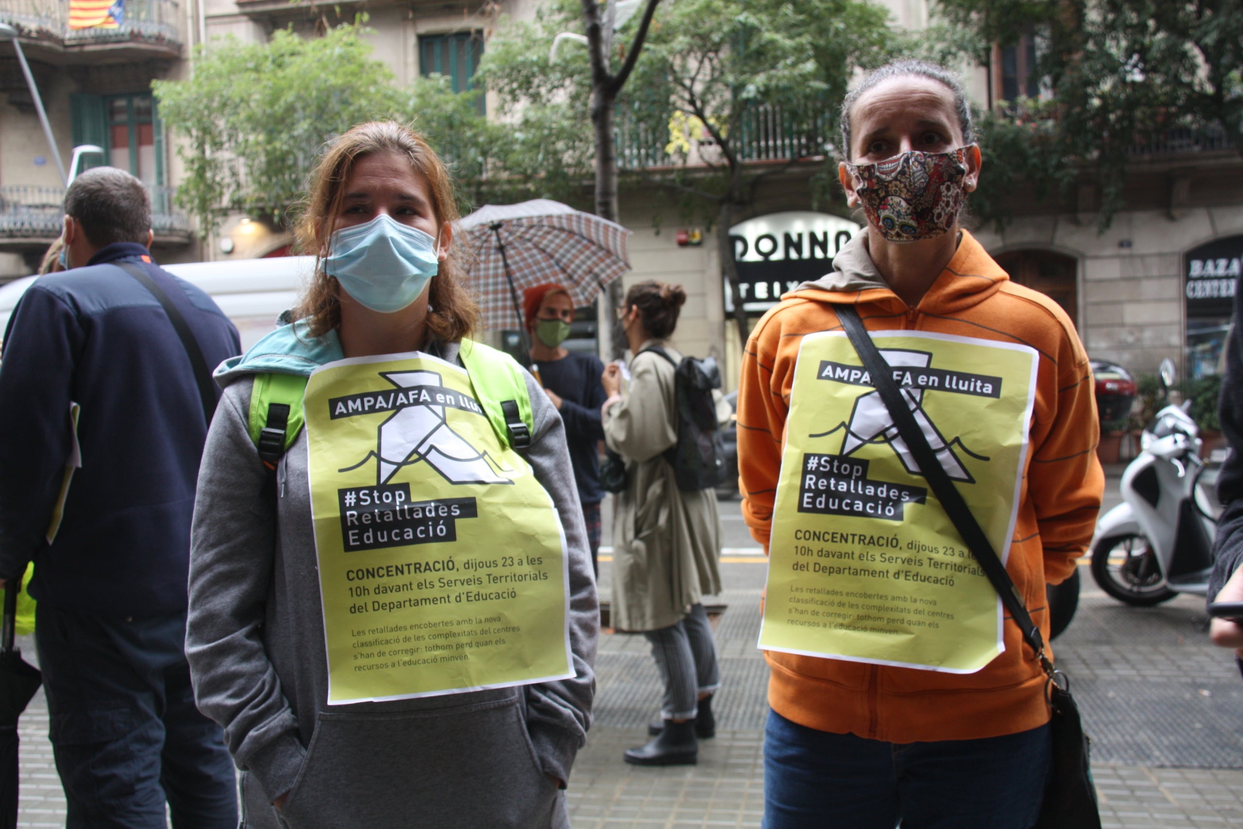 Membres de l'institut-escola Coves d'en Cimany, protestant per las reducció de professors al seu centre / Tàrsila Galdon / ACN
