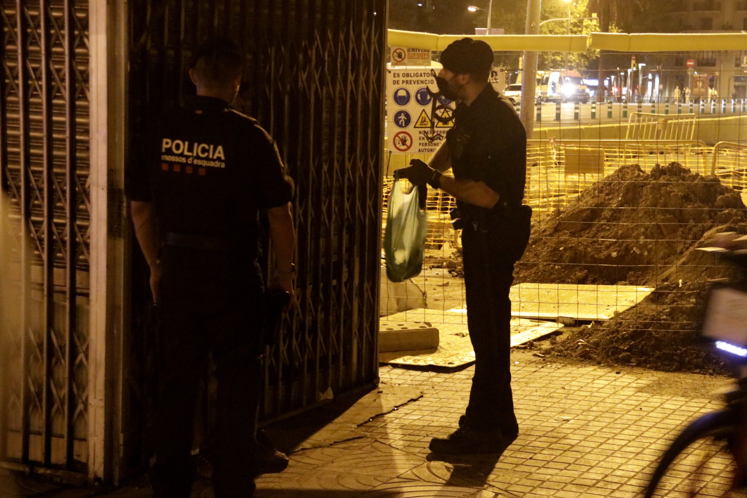 Els Mossos escorcollen un home que volia entrar a plaça Espanya amb ampolles / ACN