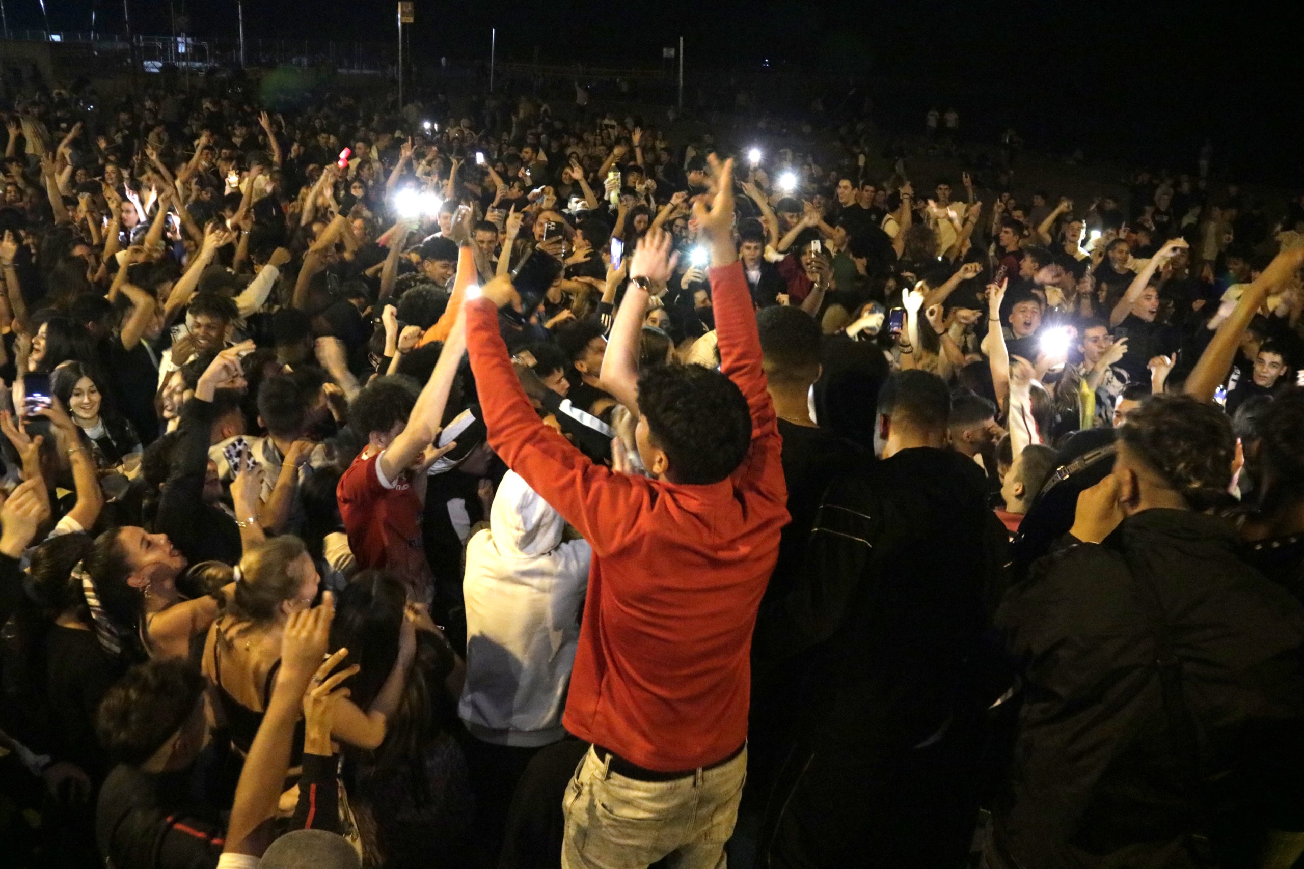 Un nombrós grup de joves ballant a la platja del Bogatell de Barcelona / Jordi Pujolar / ACN