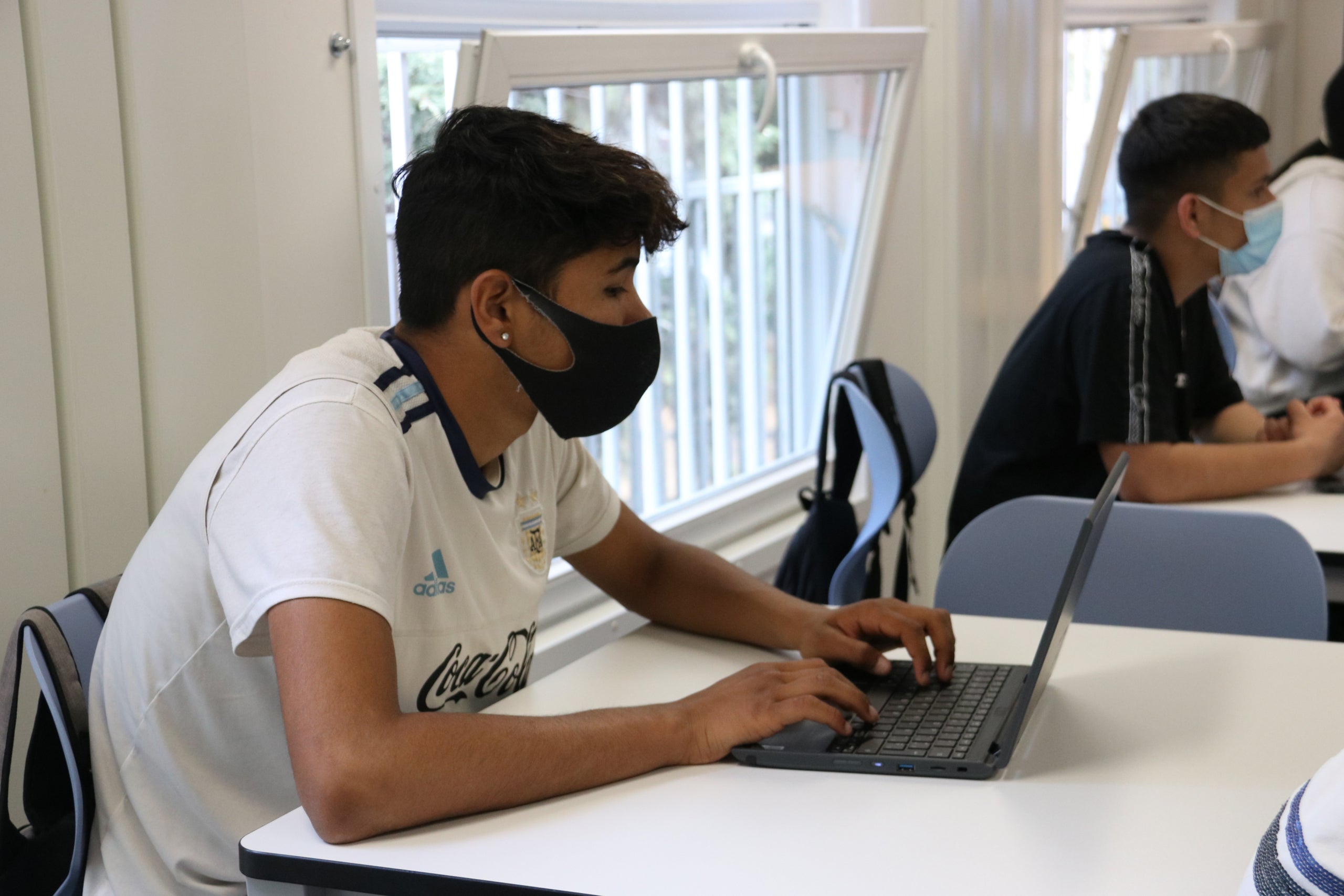 Un estudiant de secundària de l'Institut Escola El Til·ler fent ús de l'ordinador a l'aula / ACN