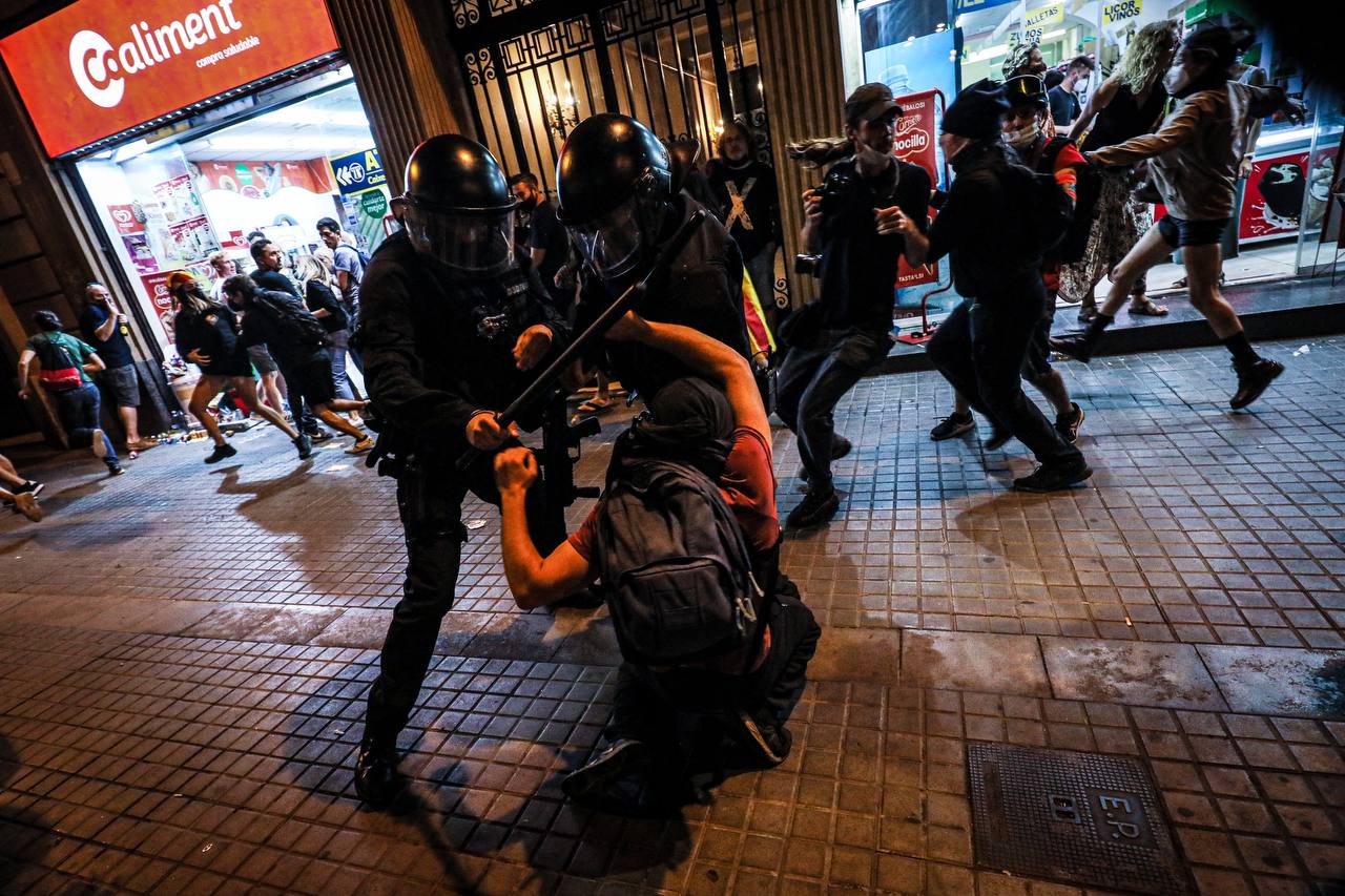 Un manifestant, envoltat d'antiavalots de la BRIMO a la Via Laietana / Jordi Borràs