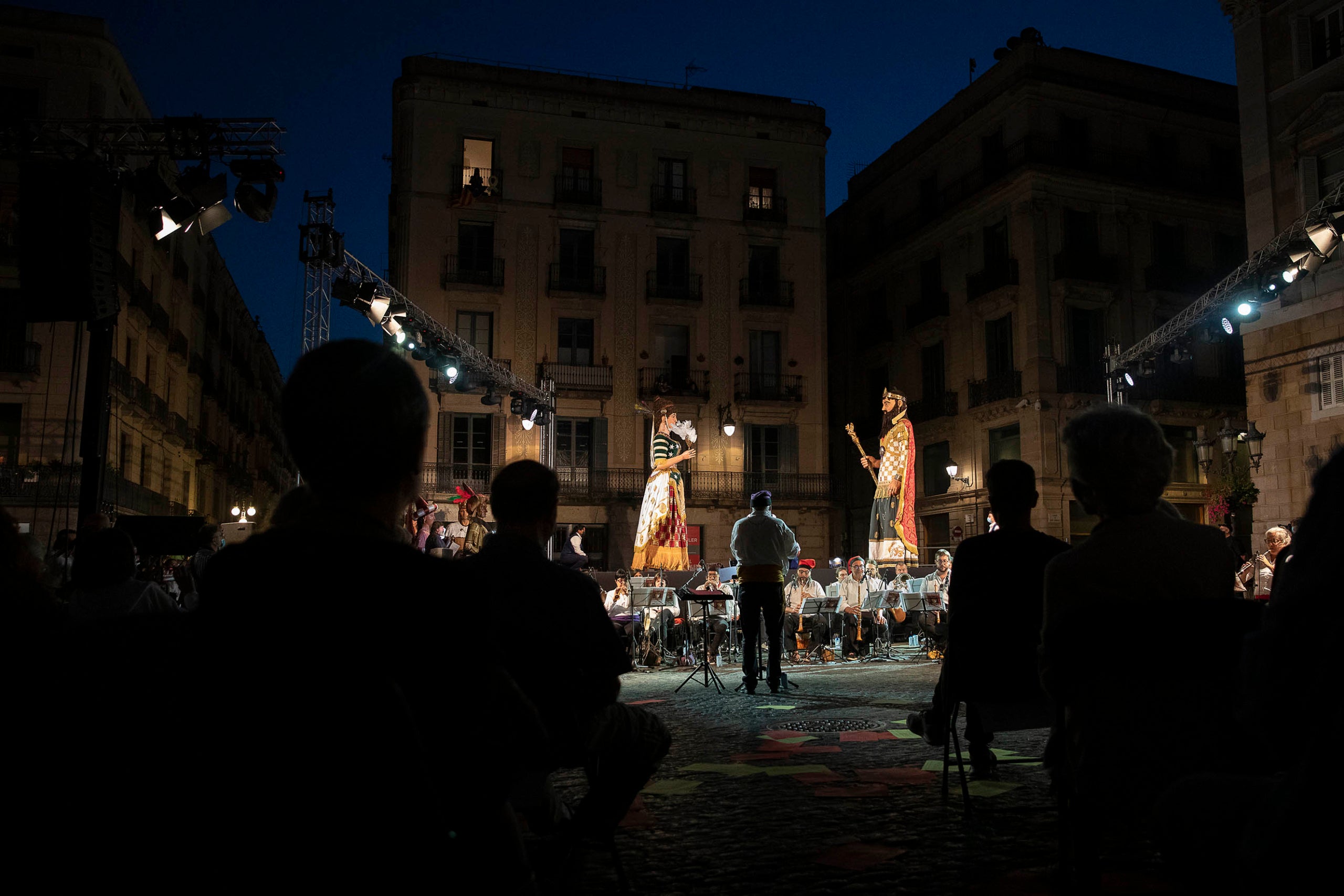 Públic a la plaça de Sant Jaume després del toc d'inici de la Mercè de 2021 / Jordi Play