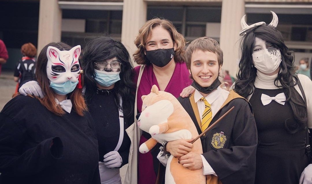 Ada Colau, amb un grup de joves disfressats al Saló del Manga 2021 / Instagram