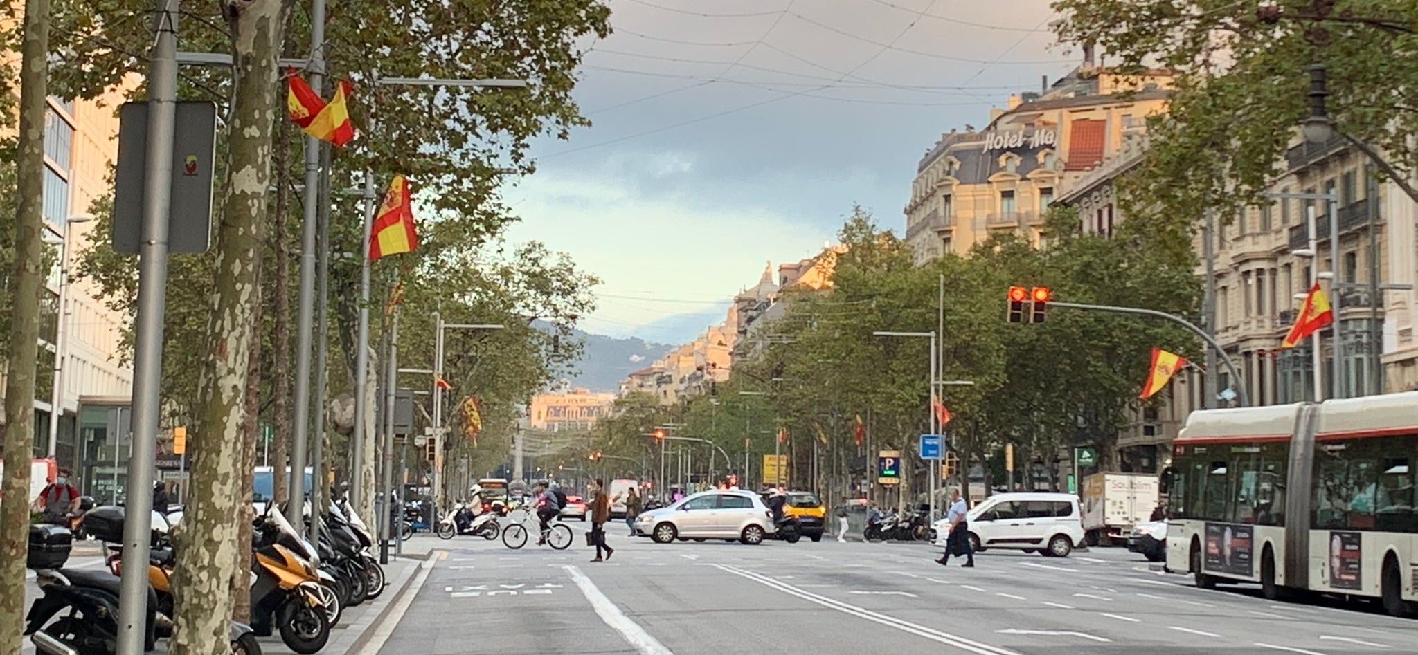 El passeig de Gràcia, ple de banderes espanyoles 24 hores després del 12-O / S.B.