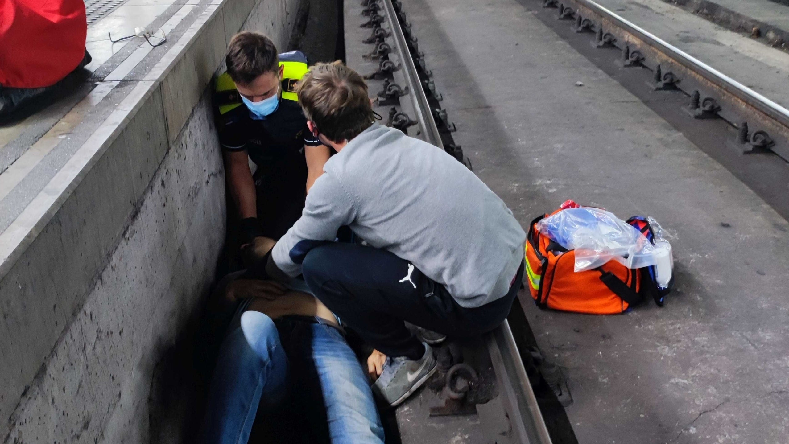 Rescat de la dona que va caure a les vies de Sants / GUB