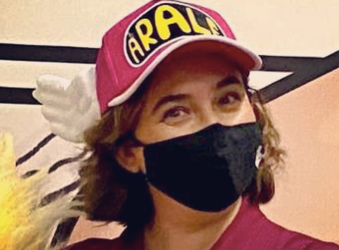 Ada Colau lluint una gorra de l'Arale / Instagram