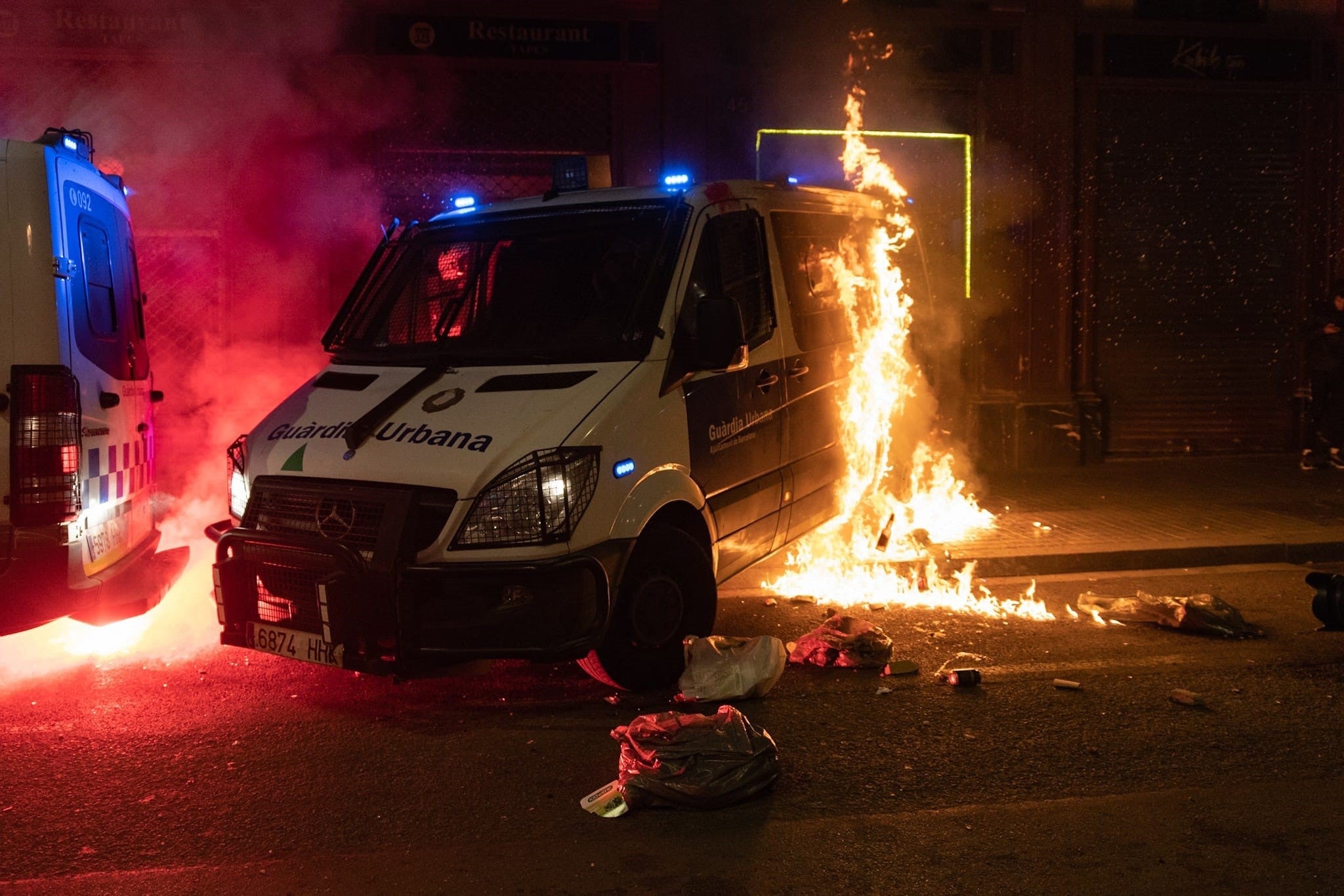 Crema d'un furgó de la Guàrdia Urbana durant els aldarulls per l'empresonament de Pablo Hasel / Lorena Sopena / Europa Press