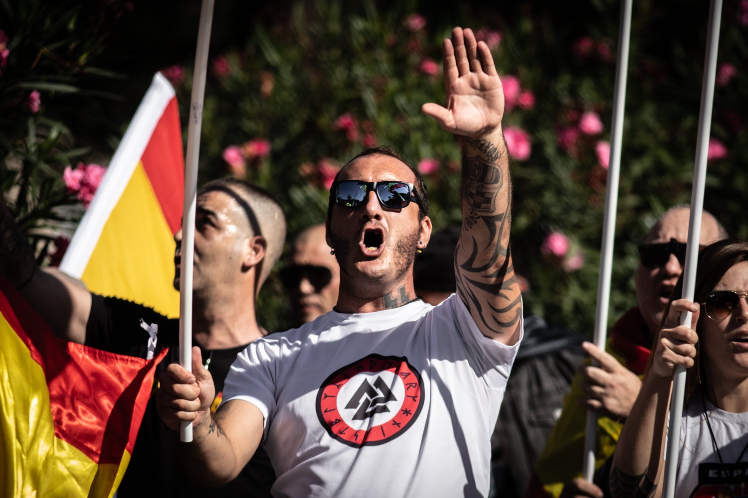 Un home aixeca el braç durant la manifestació neonazi del 12-O a Montjuïc / Europa Press