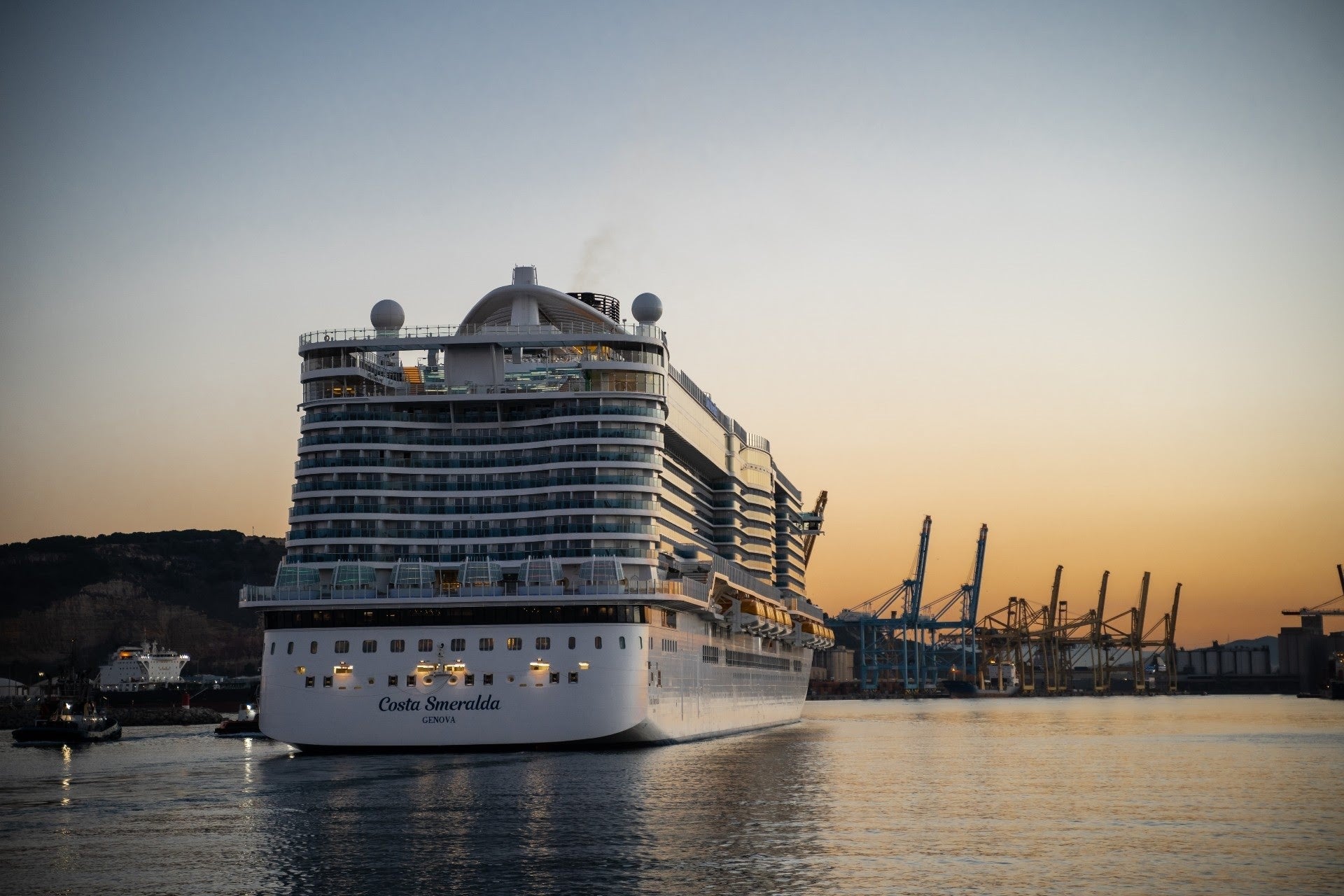 Un creuer arriba al Port de Barcelona / APB