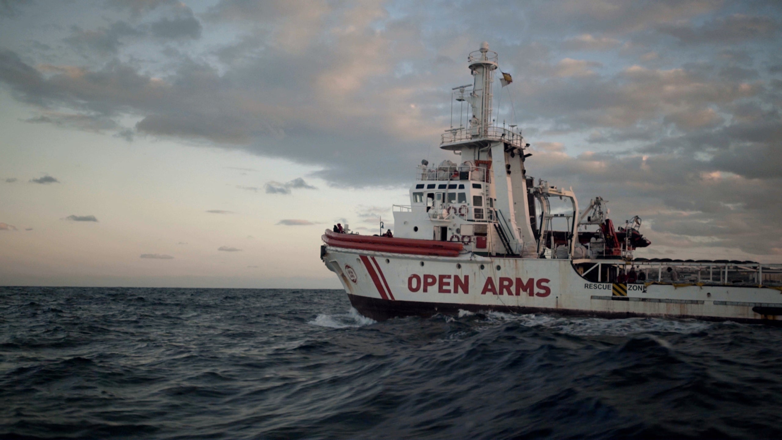 Un fotograma de la pel·lícula de Paula Palacios 'Cartas mojadas' sobre una missió d'Open Arms / Morada Films