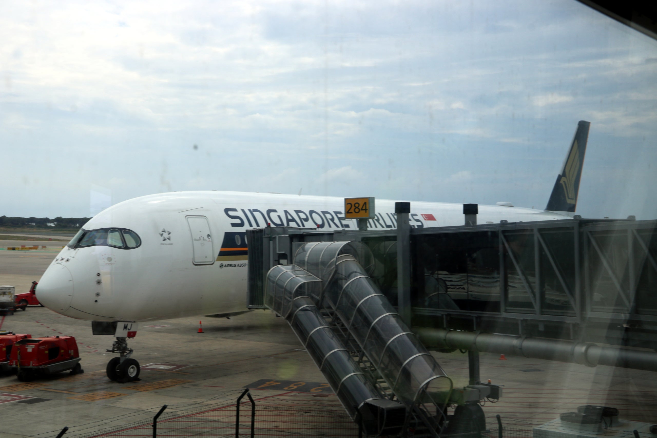 Un avió Airbus A350 de la companyia Singapore Airlines, estacionat al dic sud de la T1 de l'aeroport del Prat / ACN