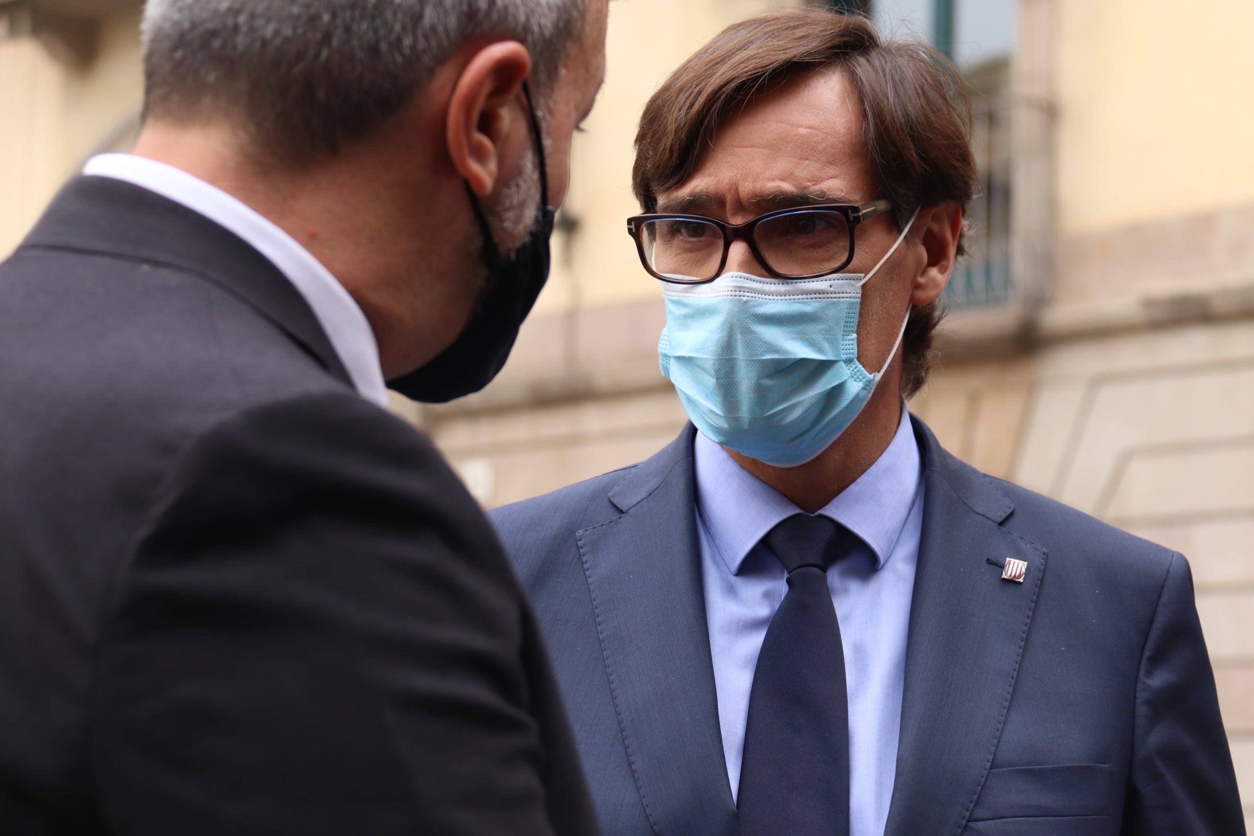 El president del PSC al Parlament, Salvador Illa, parlant amb el primer tinent d'alcaldia de Barcelona, Jaume Collboni / ACN